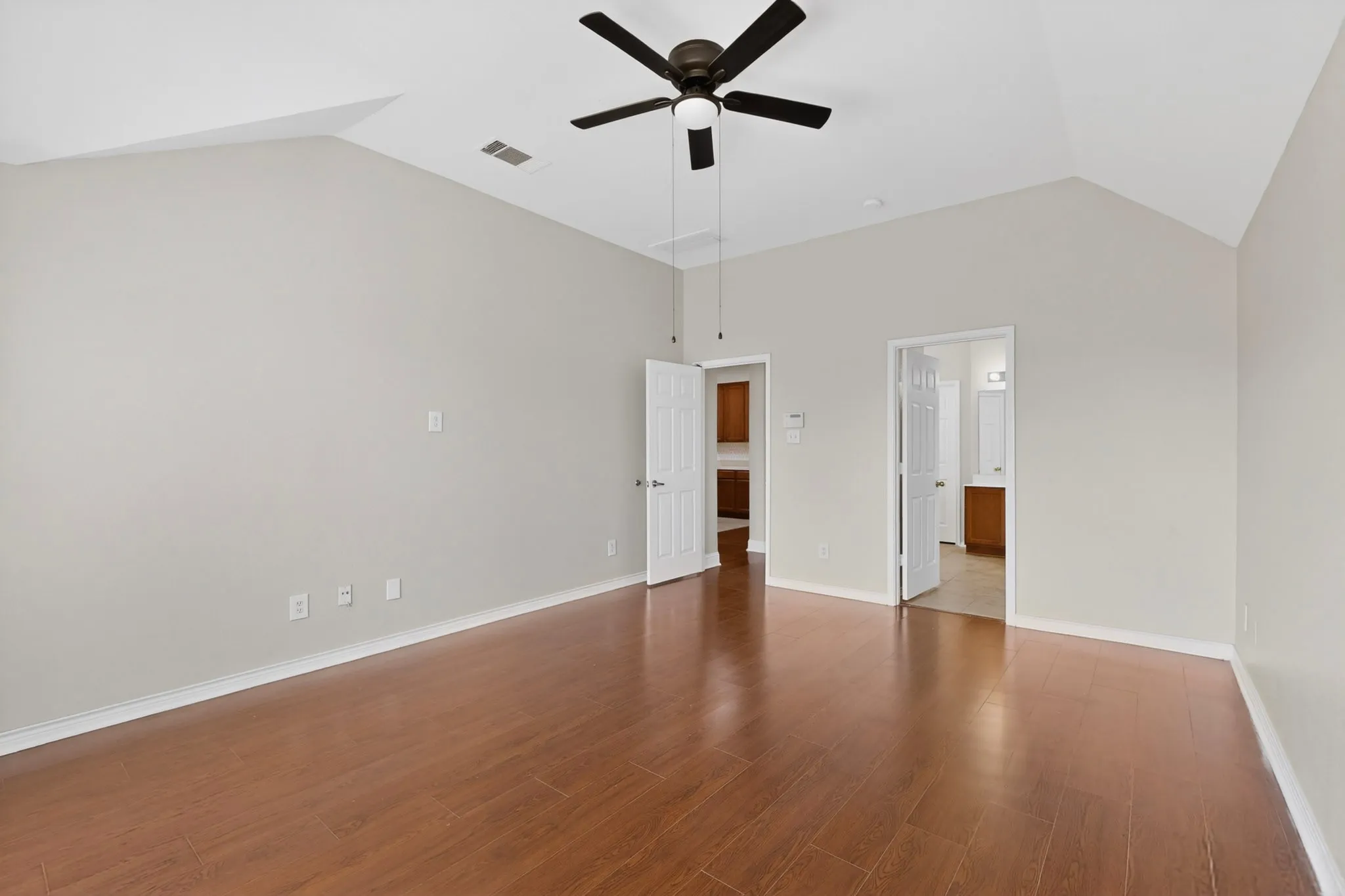 Single Family Residence For Sale in Tarrant County , 7911 Decoy Drive, Arlington, Texas 76002, 4 Bedroom, 2 Bathroom, 2 Garage spaces, 2,355 Sqft, built in 2004, mls#21280837, Real Estate Agent in Arlington, Homes For Sale in Tarrant county, Homes For Sale in Arlington, Realtor in Arlington Texas, Real Estate Brokerage Independent Realty Texas, Luminita Cordes Realtor
