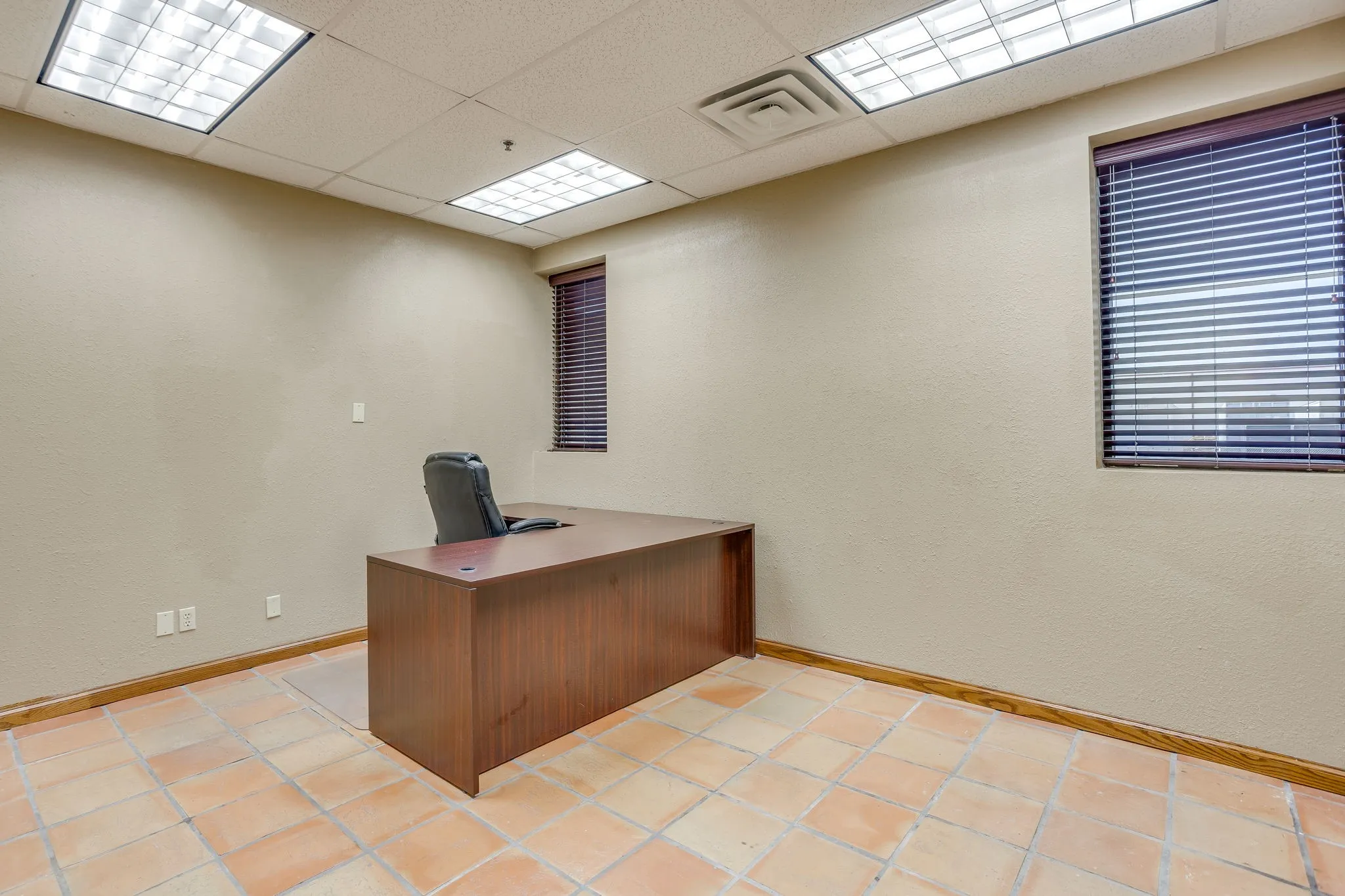 Office For Rent in Tarrant County , 3500 Noble Avenue, Fort Worth, Texas 76111, 0, 0, Garage spaces, 0 Sqft, built in 1985, Price $18, mls#21287978, Real Estate Agent in Fort Worth, Homes For Rent in Tarrant county, Homes For Rent in Fort Worth, Realtor in Fort Worth Texas, Real Estate Brokerage Independent Realty Texas, Luminita Cordes Realtor