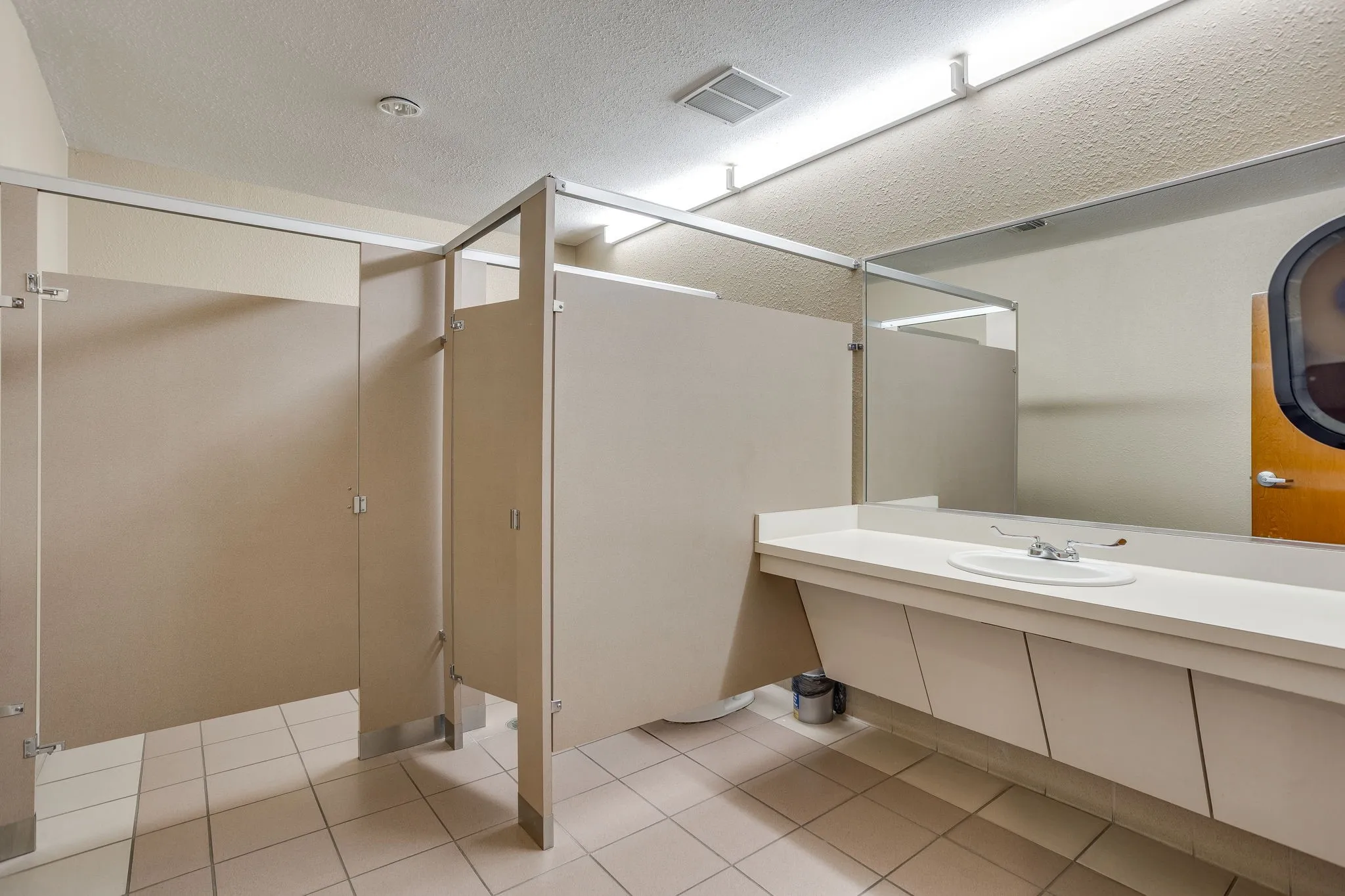 Office For Rent in Tarrant County , 3500 Noble Avenue, Fort Worth, Texas 76111, 0, 0, Garage spaces, 0 Sqft, built in 1985, Price $18, mls#21287978, Real Estate Agent in Fort Worth, Homes For Rent in Tarrant county, Homes For Rent in Fort Worth, Realtor in Fort Worth Texas, Real Estate Brokerage Independent Realty Texas, Luminita Cordes Realtor