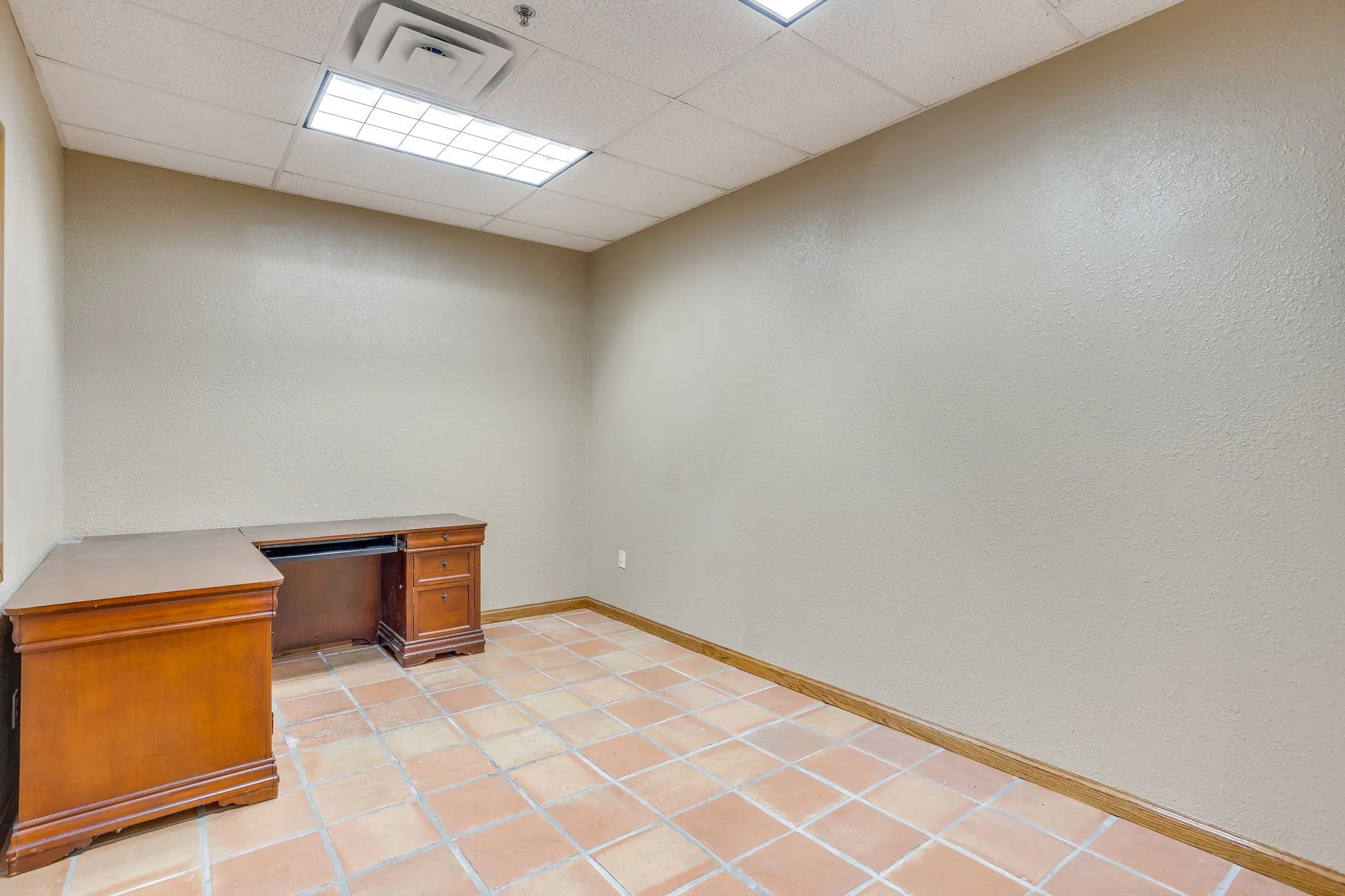 Office For Rent in Tarrant County , 3500 Noble Avenue, Fort Worth, Texas 76111, 0, 0, Garage spaces, 0 Sqft, built in 1985, Price $18, mls#21287978, Real Estate Agent in Fort Worth, Homes For Rent in Tarrant county, Homes For Rent in Fort Worth, Realtor in Fort Worth Texas, Real Estate Brokerage Independent Realty Texas, Luminita Cordes Realtor