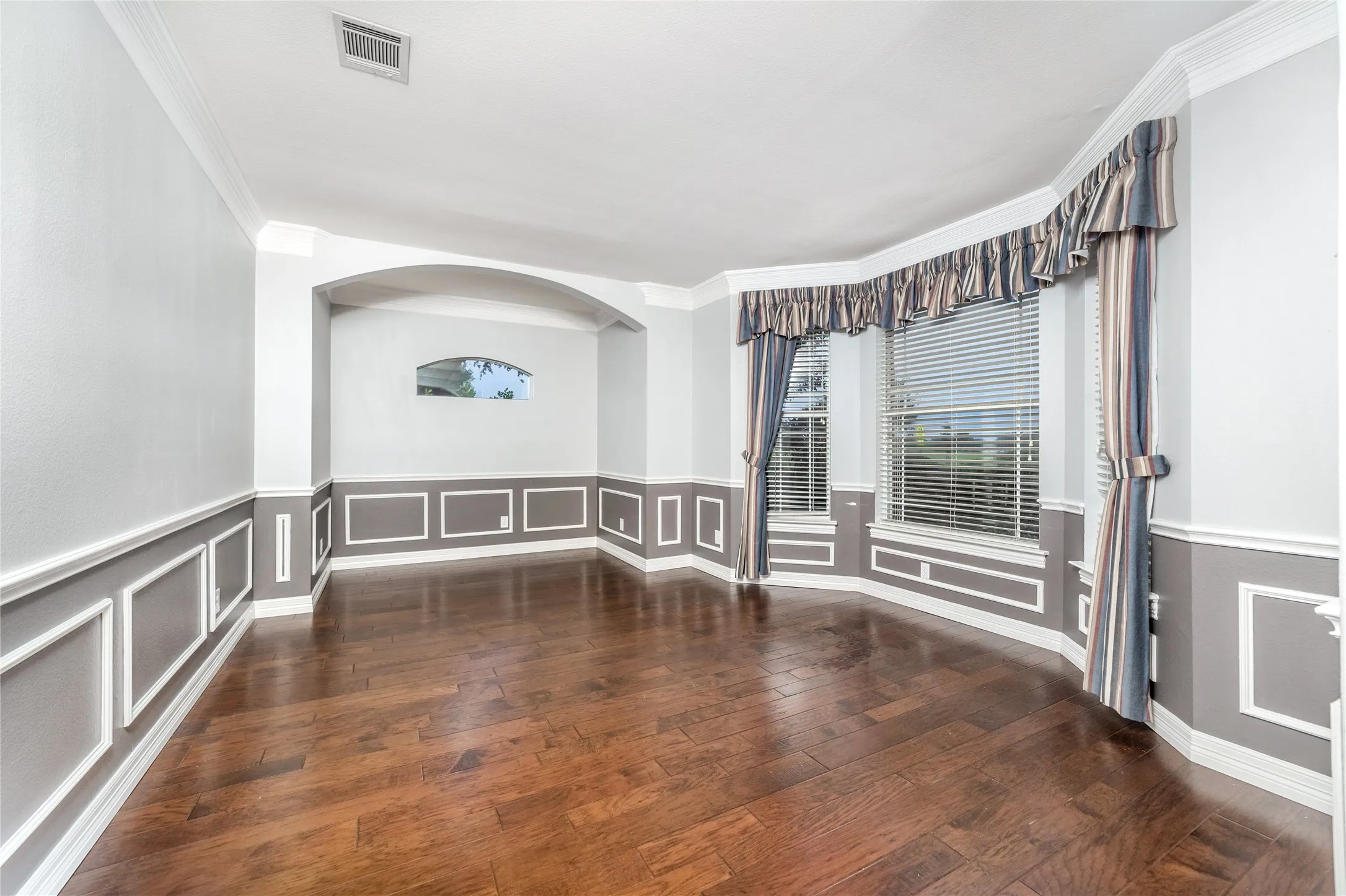 Bay window with horizontal blinds and valance