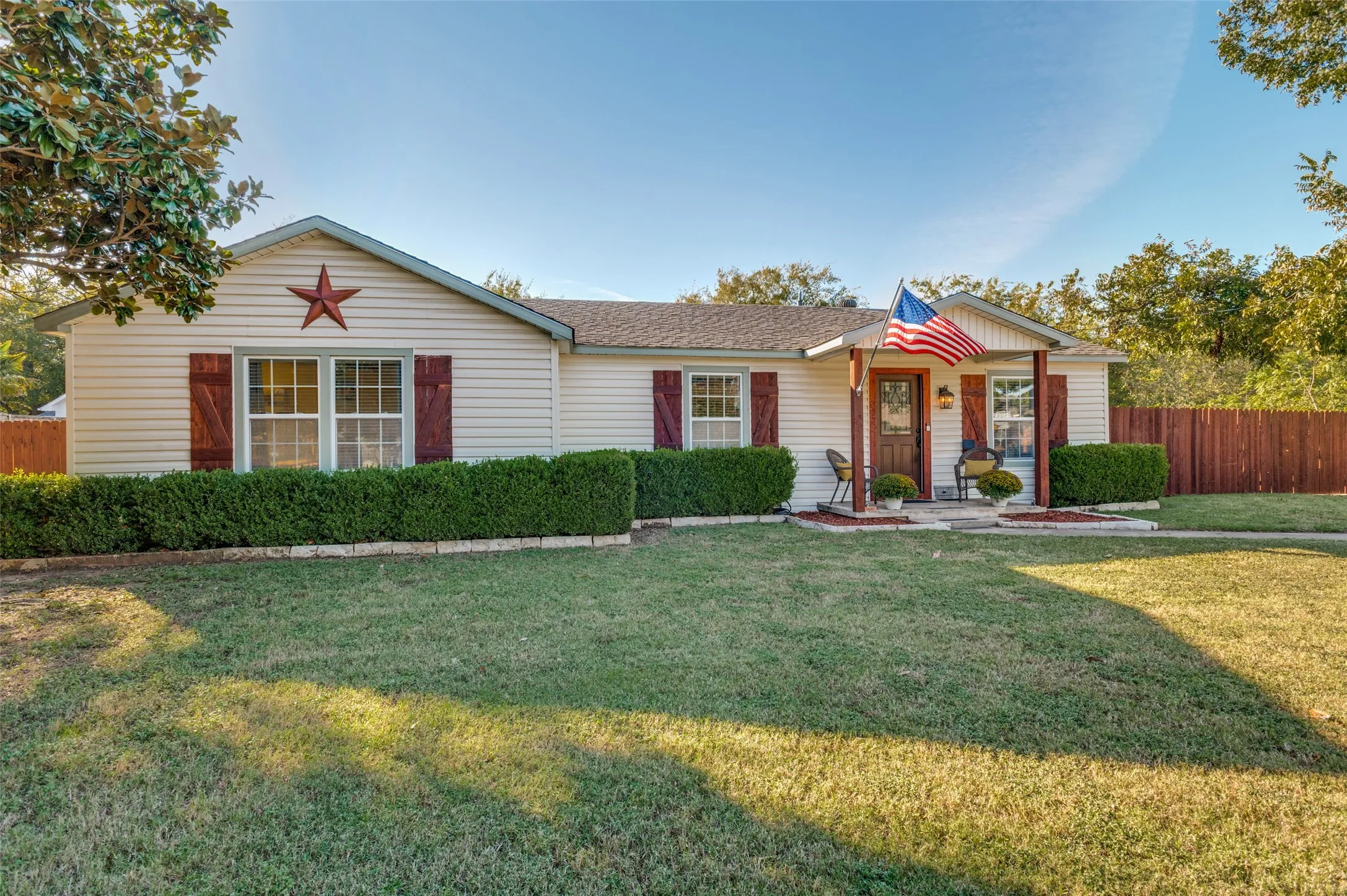 Single Family Residence For Sale in Tarrant County , 2601 Murphy Drive, Bedford, Texas 76021, 3 Bedroom, 1 Bathroom, Garage spaces, 1,390 Sqft, built in 1952, mls#21287050, Real Estate Agent in Bedford, Homes For Sale in Tarrant county, Homes For Sale in Bedford, Realtor in Bedford Texas, Real Estate Brokerage Independent Realty Texas, Luminita Cordes Realtor