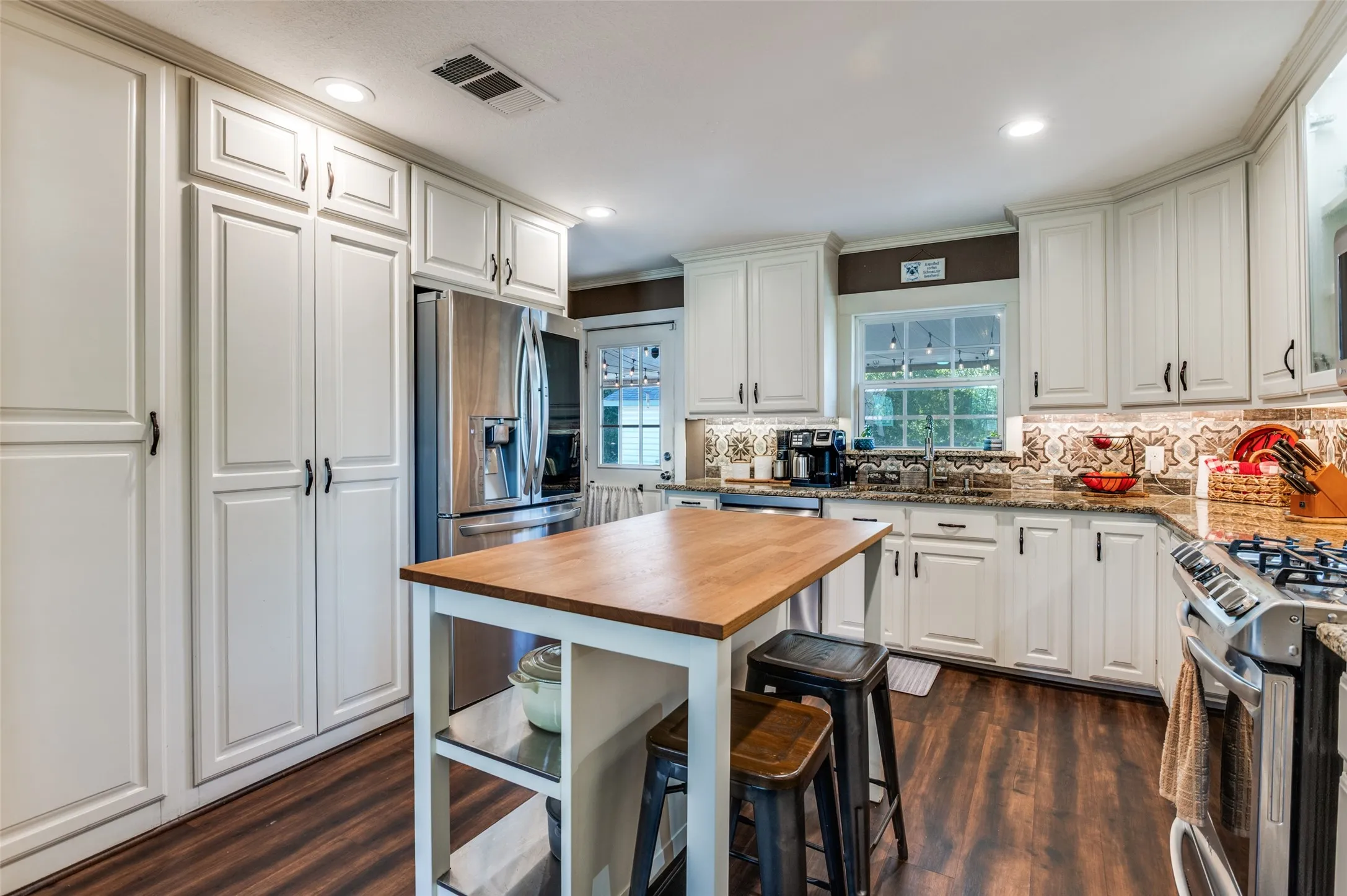 Single Family Residence For Sale in Tarrant County , 2601 Murphy Drive, Bedford, Texas 76021, 3 Bedroom, 1 Bathroom, Garage spaces, 1,390 Sqft, built in 1952, mls#21287050, Real Estate Agent in Bedford, Homes For Sale in Tarrant county, Homes For Sale in Bedford, Realtor in Bedford Texas, Real Estate Brokerage Independent Realty Texas, Luminita Cordes Realtor