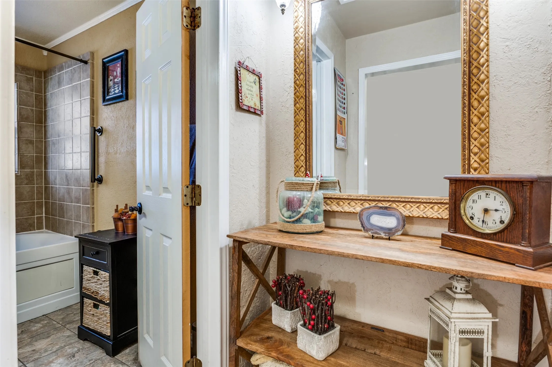 Single Family Residence For Sale in Tarrant County , 2601 Murphy Drive, Bedford, Texas 76021, 3 Bedroom, 1 Bathroom, Garage spaces, 1,390 Sqft, built in 1952, mls#21287050, Real Estate Agent in Bedford, Homes For Sale in Tarrant county, Homes For Sale in Bedford, Realtor in Bedford Texas, Real Estate Brokerage Independent Realty Texas, Luminita Cordes Realtor
