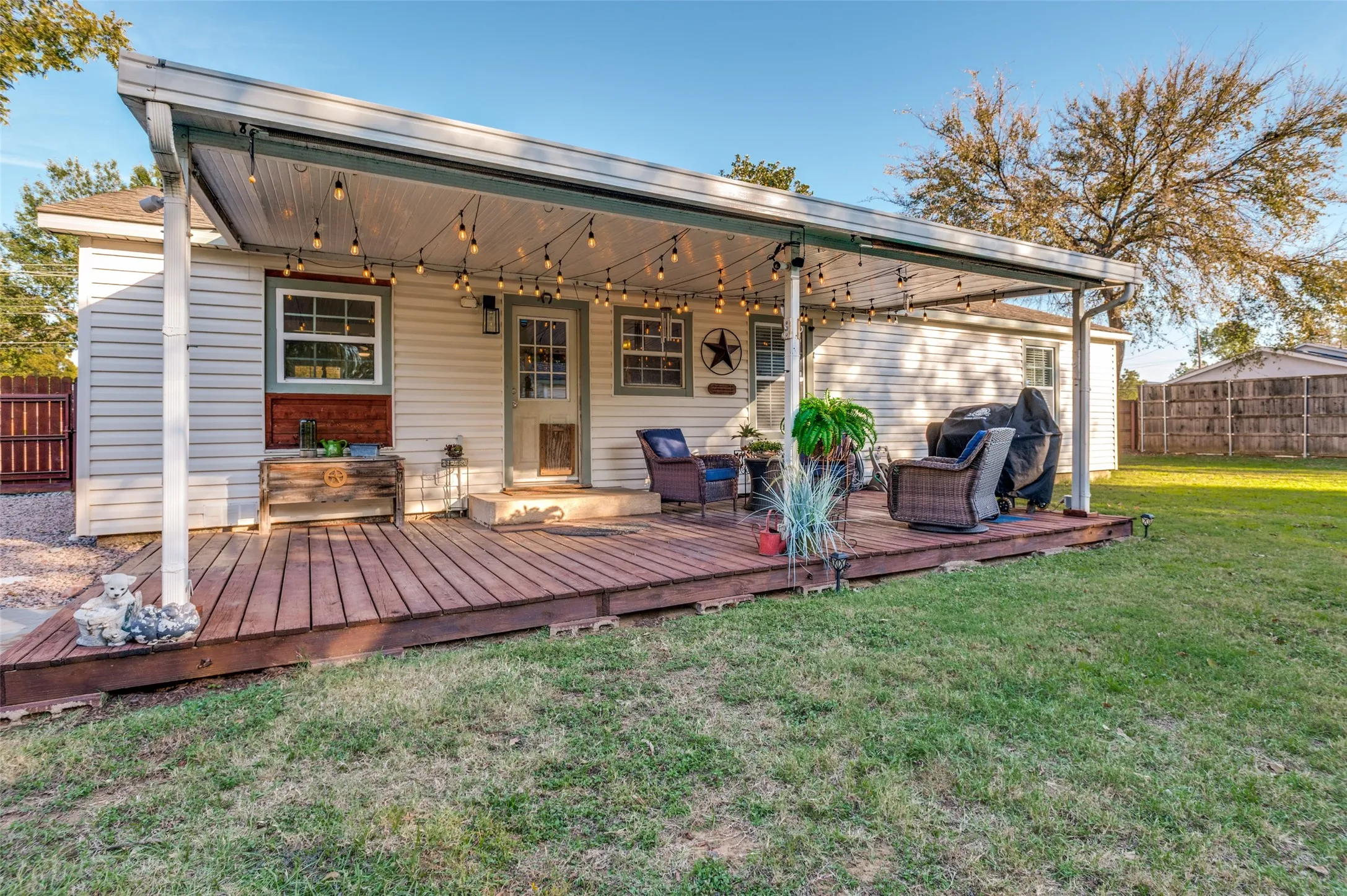 Single Family Residence For Sale in Tarrant County , 2601 Murphy Drive, Bedford, Texas 76021, 3 Bedroom, 1 Bathroom, Garage spaces, 1,390 Sqft, built in 1952, mls#21287050, Real Estate Agent in Bedford, Homes For Sale in Tarrant county, Homes For Sale in Bedford, Realtor in Bedford Texas, Real Estate Brokerage Independent Realty Texas, Luminita Cordes Realtor