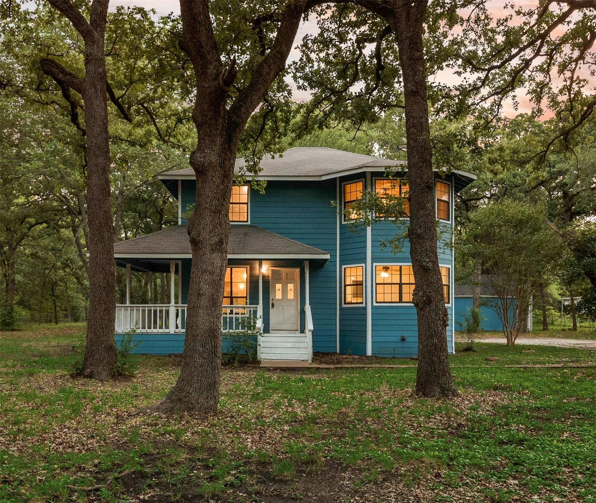 Single Family Residence For Sale in Hunt County , 7680 Private Road 2576, Quinlan, Texas 75474, 3 Bedroom, 3 Bathroom, Garage spaces, 1,656 Sqft, built in 1994, mls#21274988, Real Estate Agent in Quinlan, Homes For Sale in Hunt county, Homes For Sale in Quinlan, Realtor in Quinlan Texas, Real Estate Brokerage Independent Realty Texas, Luminita Cordes Realtor