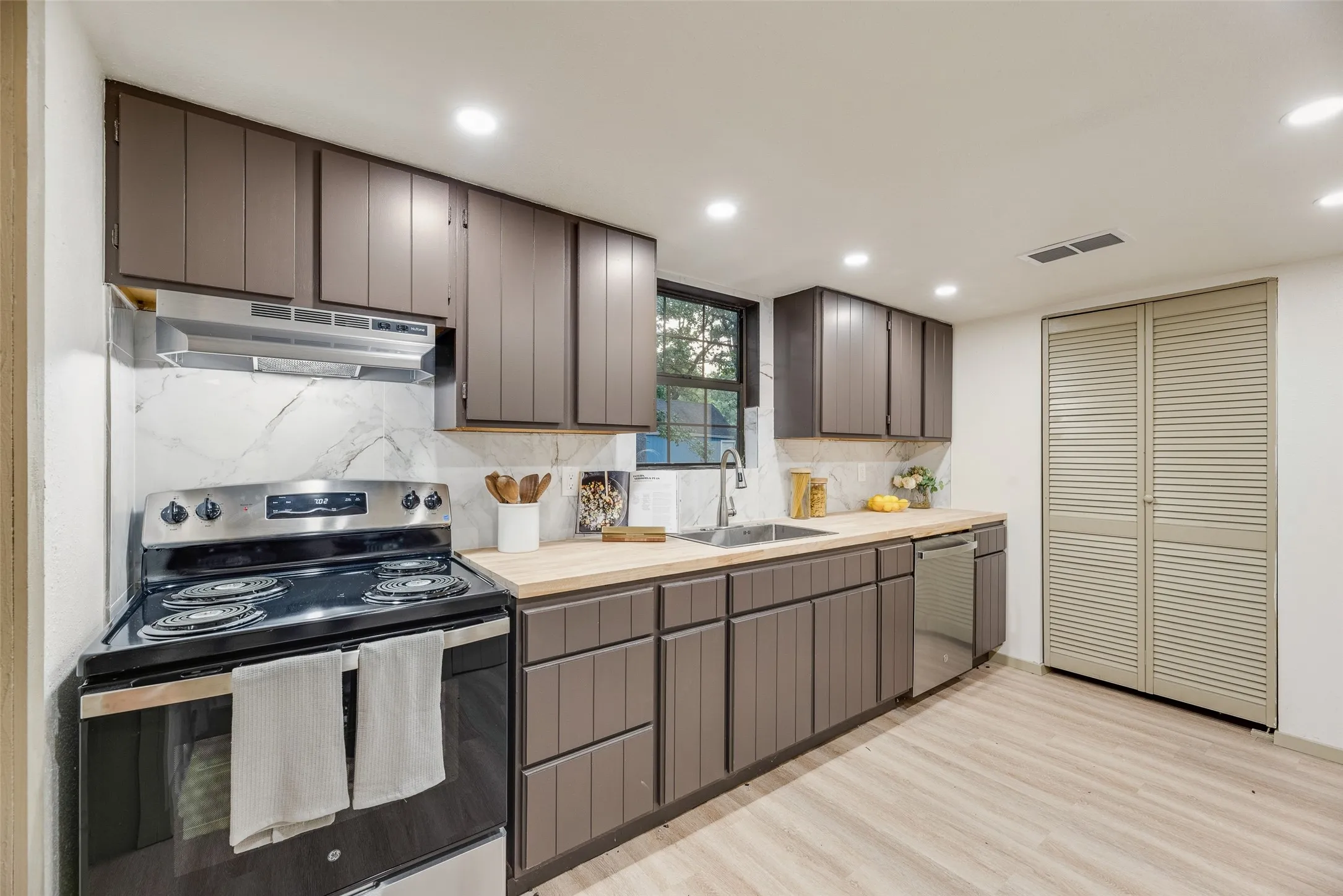 Single Family Residence For Sale in Hunt County , 7680 Private Road 2576, Quinlan, Texas 75474, 3 Bedroom, 3 Bathroom, Garage spaces, 1,656 Sqft, built in 1994, mls#21274988, Real Estate Agent in Quinlan, Homes For Sale in Hunt county, Homes For Sale in Quinlan, Realtor in Quinlan Texas, Real Estate Brokerage Independent Realty Texas, Luminita Cordes Realtor