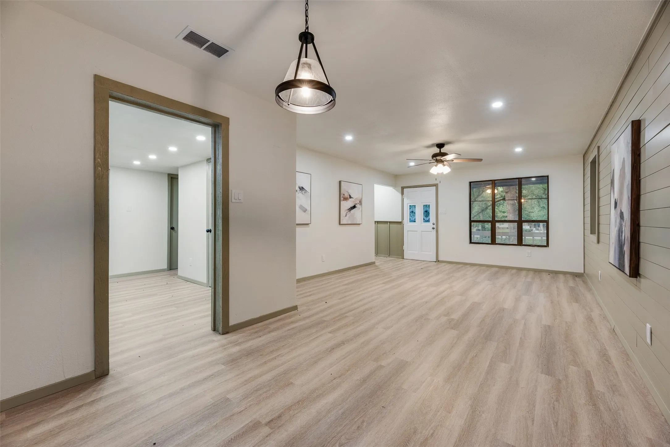 Single Family Residence For Sale in Hunt County , 7680 Private Road 2576, Quinlan, Texas 75474, 3 Bedroom, 3 Bathroom, Garage spaces, 1,656 Sqft, built in 1994, mls#21274988, Real Estate Agent in Quinlan, Homes For Sale in Hunt county, Homes For Sale in Quinlan, Realtor in Quinlan Texas, Real Estate Brokerage Independent Realty Texas, Luminita Cordes Realtor