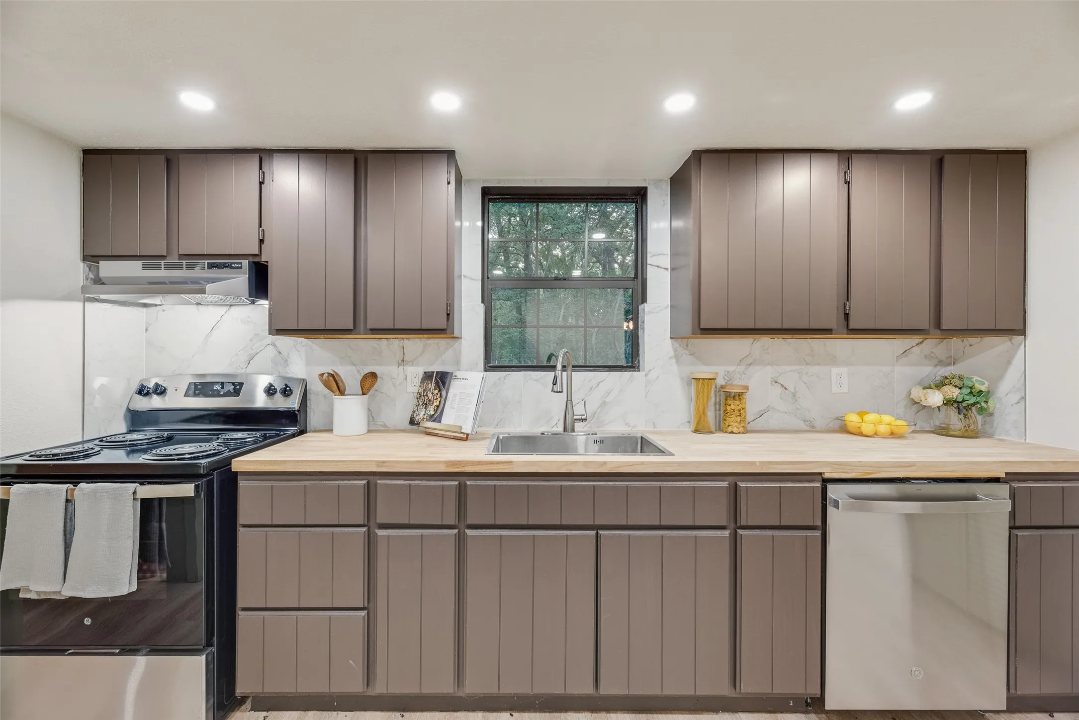 Single Family Residence For Sale in Hunt County , 7680 Private Road 2576, Quinlan, Texas 75474, 3 Bedroom, 3 Bathroom, Garage spaces, 1,656 Sqft, built in 1994, mls#21274988, Real Estate Agent in Quinlan, Homes For Sale in Hunt county, Homes For Sale in Quinlan, Realtor in Quinlan Texas, Real Estate Brokerage Independent Realty Texas, Luminita Cordes Realtor