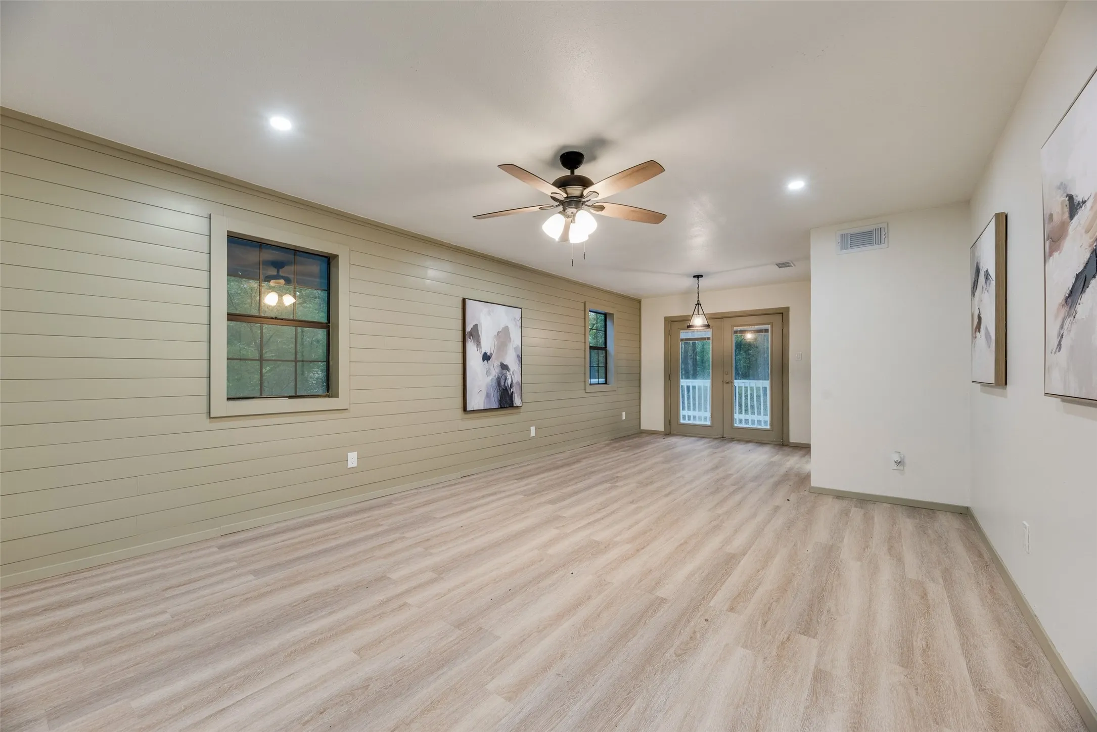 Single Family Residence For Sale in Hunt County , 7680 Private Road 2576, Quinlan, Texas 75474, 3 Bedroom, 3 Bathroom, Garage spaces, 1,656 Sqft, built in 1994, mls#21274988, Real Estate Agent in Quinlan, Homes For Sale in Hunt county, Homes For Sale in Quinlan, Realtor in Quinlan Texas, Real Estate Brokerage Independent Realty Texas, Luminita Cordes Realtor