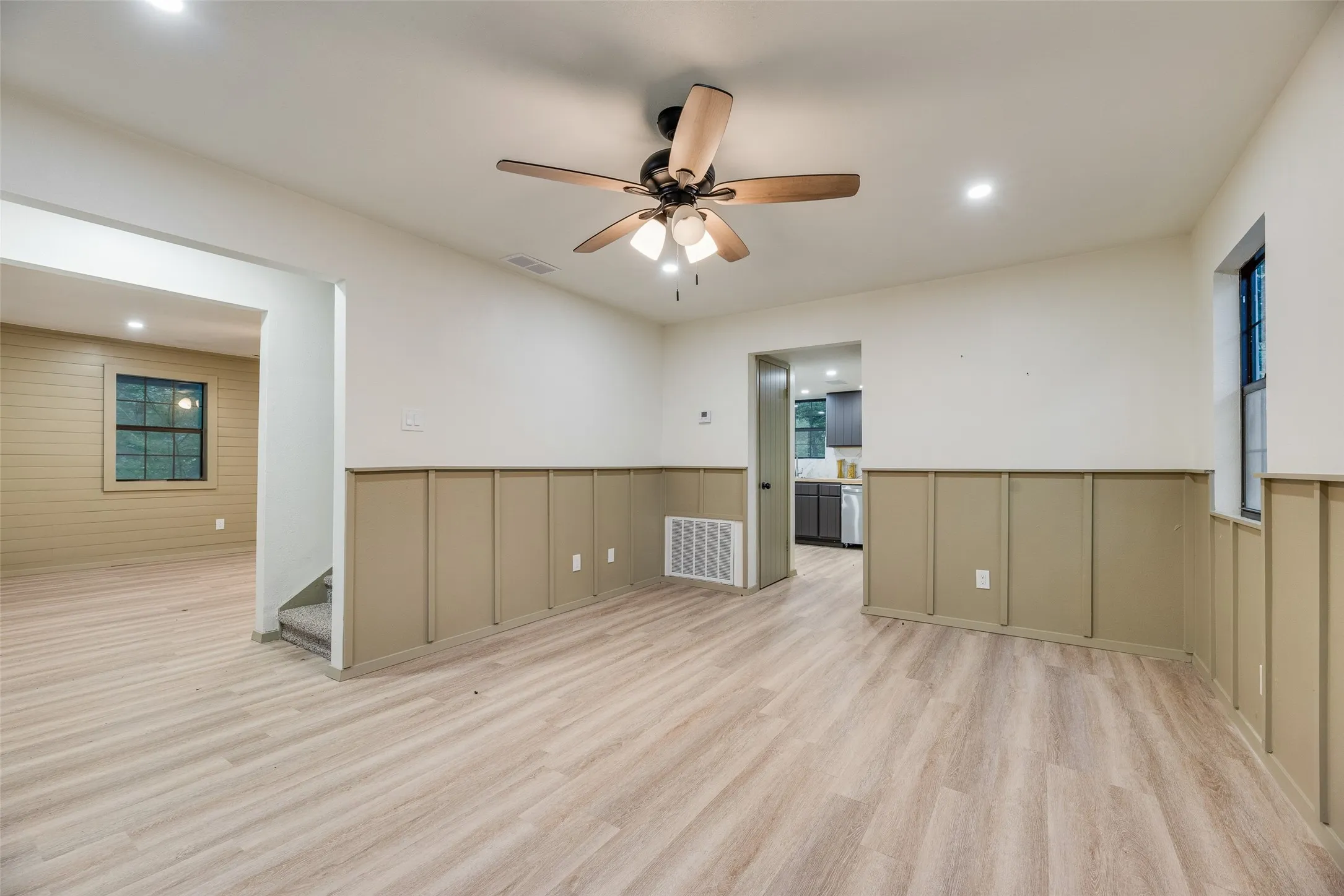 Single Family Residence For Sale in Hunt County , 7680 Private Road 2576, Quinlan, Texas 75474, 3 Bedroom, 3 Bathroom, Garage spaces, 1,656 Sqft, built in 1994, mls#21274988, Real Estate Agent in Quinlan, Homes For Sale in Hunt county, Homes For Sale in Quinlan, Realtor in Quinlan Texas, Real Estate Brokerage Independent Realty Texas, Luminita Cordes Realtor