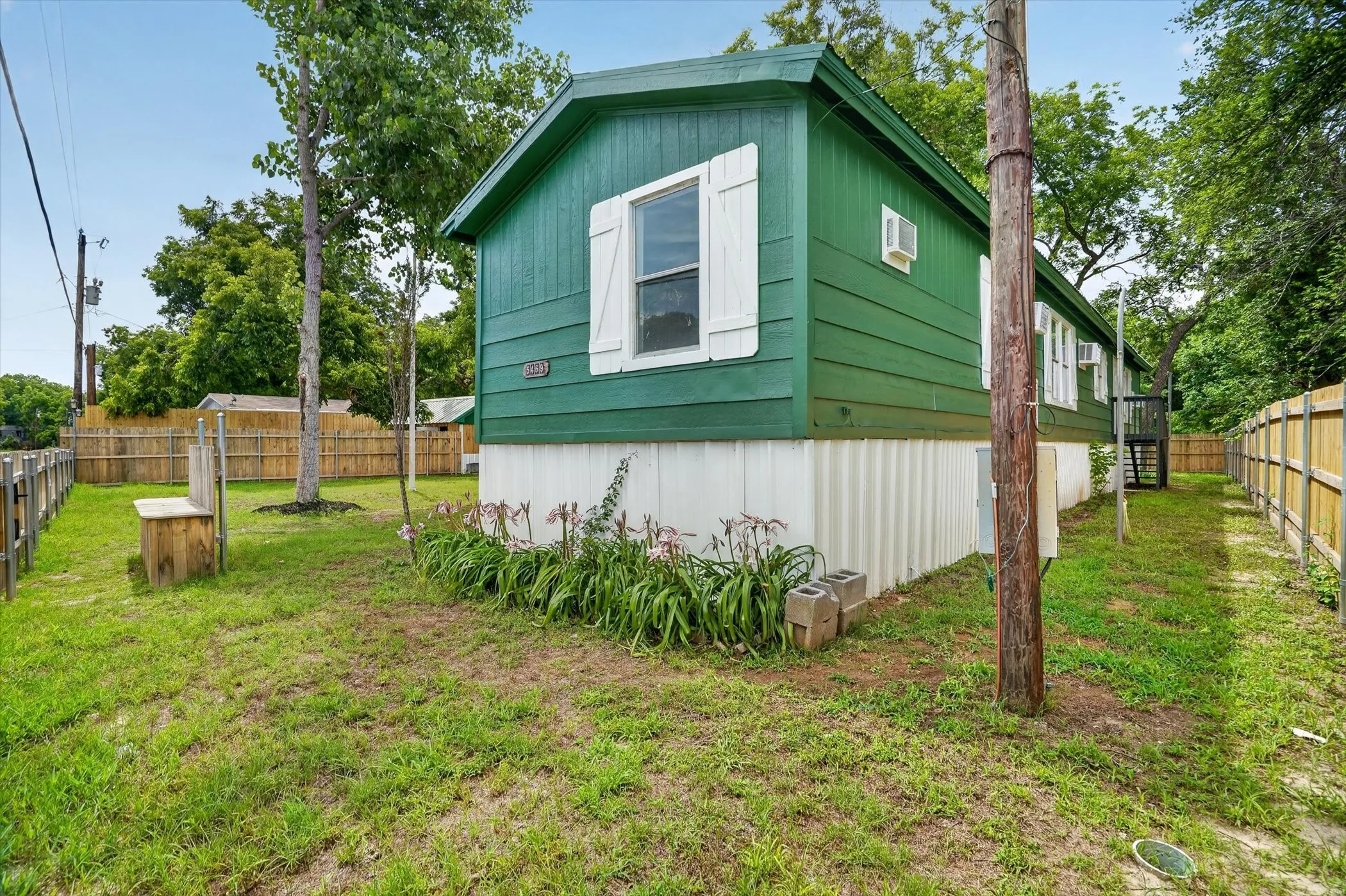 Mobile Home For Sale in Hood County , 5469 Lake Granbury Trail, Granbury, Texas 76048, 3 Bedroom, 3 Bathroom, Garage spaces, 980 Sqft, built in 1983, mls#21283853, Real Estate Agent in Granbury, Homes For Sale in Hood county, Homes For Sale in Granbury, Realtor in Granbury Texas, Real Estate Brokerage Independent Realty Texas, Luminita Cordes Realtor
