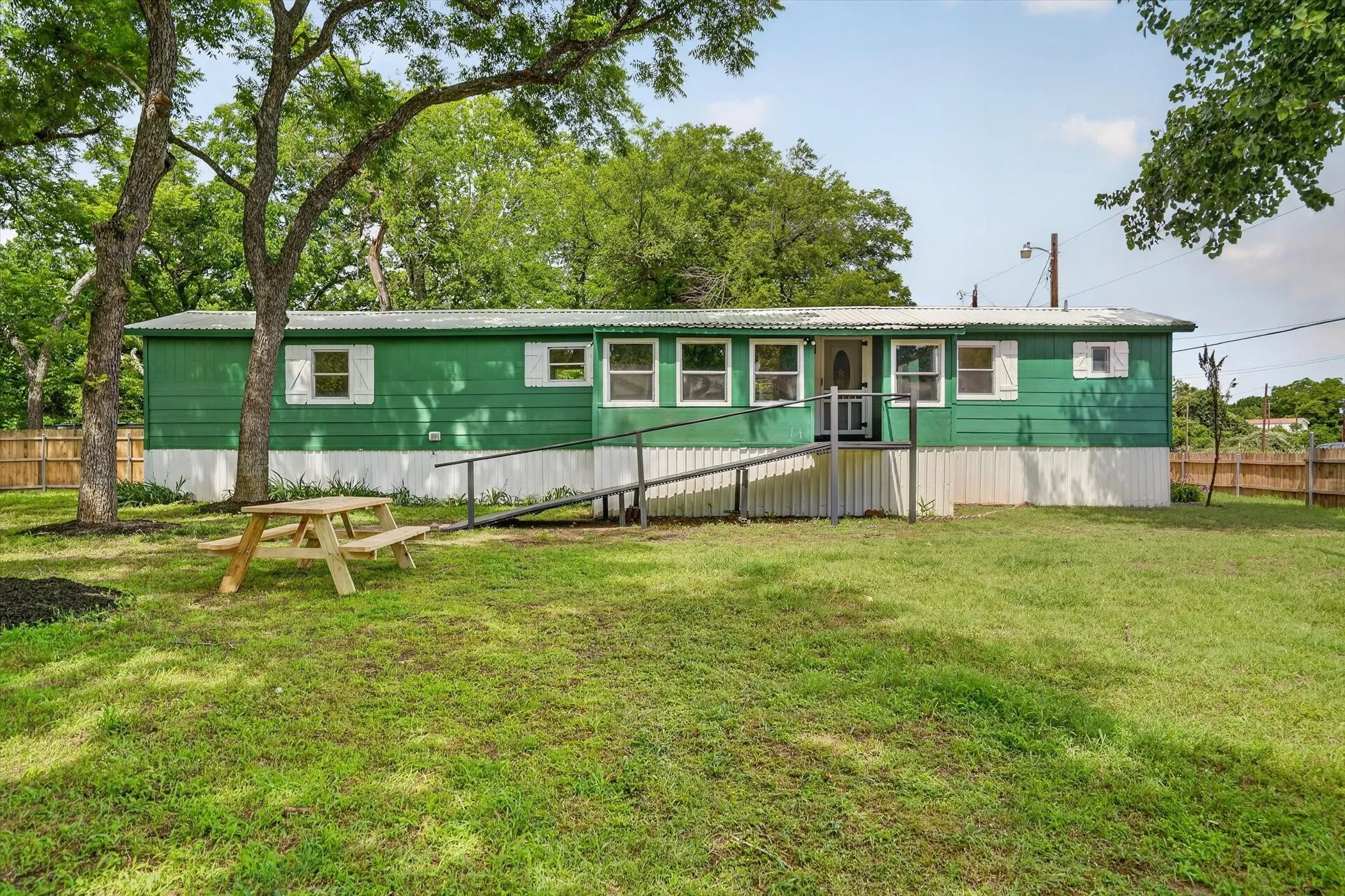 Mobile Home For Sale in Hood County , 5469 Lake Granbury Trail, Granbury, Texas 76048, 3 Bedroom, 3 Bathroom, Garage spaces, 980 Sqft, built in 1983, mls#21283853, Real Estate Agent in Granbury, Homes For Sale in Hood county, Homes For Sale in Granbury, Realtor in Granbury Texas, Real Estate Brokerage Independent Realty Texas, Luminita Cordes Realtor