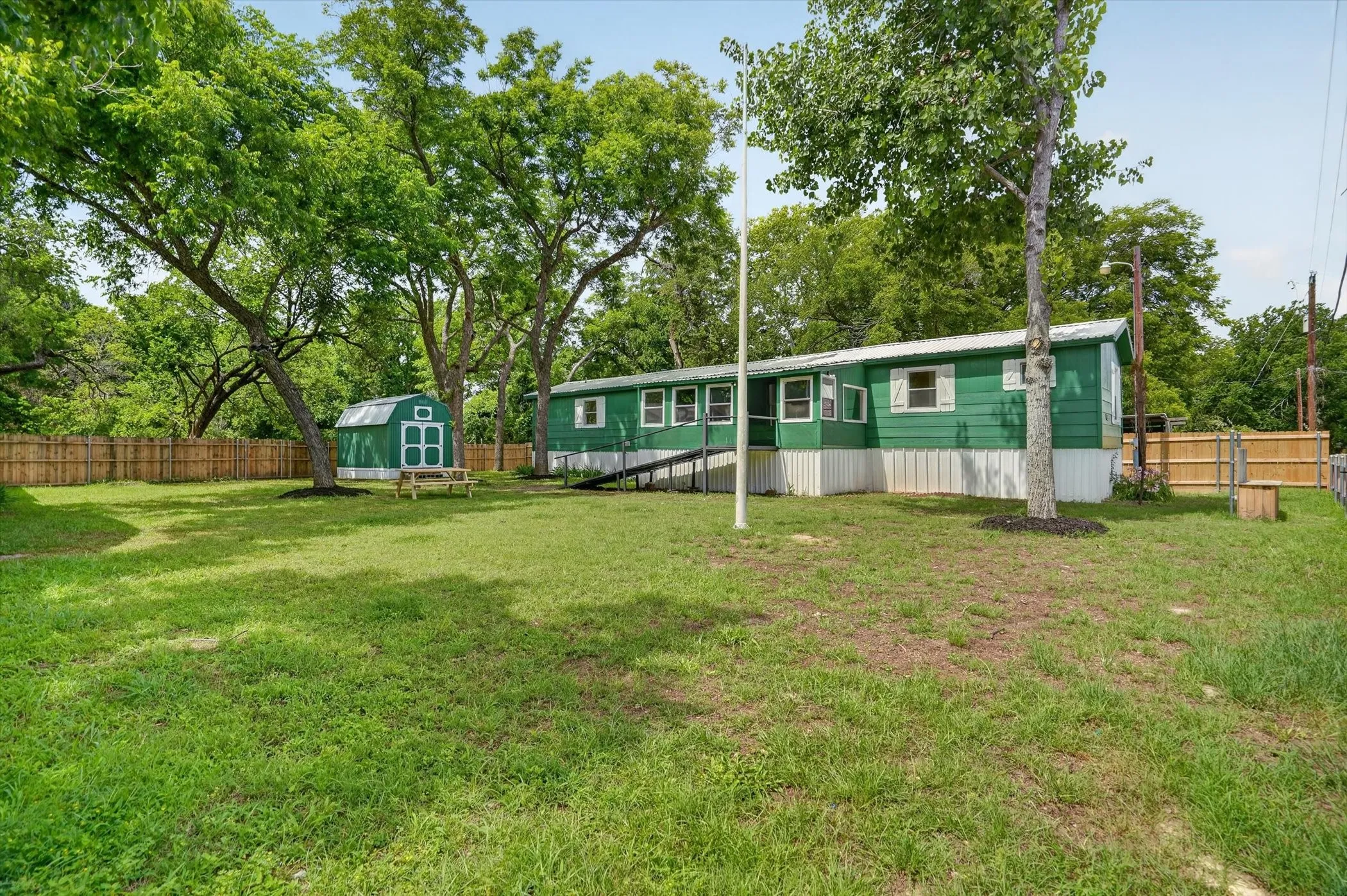 Mobile Home For Sale in Hood County , 5469 Lake Granbury Trail, Granbury, Texas 76048, 3 Bedroom, 3 Bathroom, Garage spaces, 980 Sqft, built in 1983, mls#21283853, Real Estate Agent in Granbury, Homes For Sale in Hood county, Homes For Sale in Granbury, Realtor in Granbury Texas, Real Estate Brokerage Independent Realty Texas, Luminita Cordes Realtor