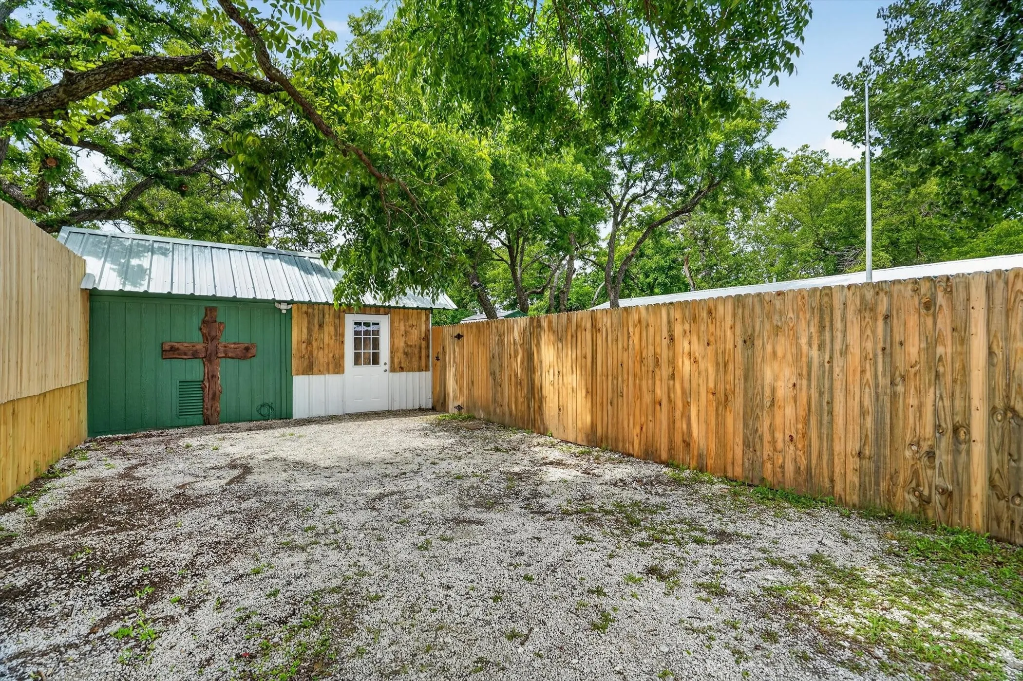 Mobile Home For Sale in Hood County , 5469 Lake Granbury Trail, Granbury, Texas 76048, 3 Bedroom, 3 Bathroom, Garage spaces, 980 Sqft, built in 1983, mls#21283853, Real Estate Agent in Granbury, Homes For Sale in Hood county, Homes For Sale in Granbury, Realtor in Granbury Texas, Real Estate Brokerage Independent Realty Texas, Luminita Cordes Realtor