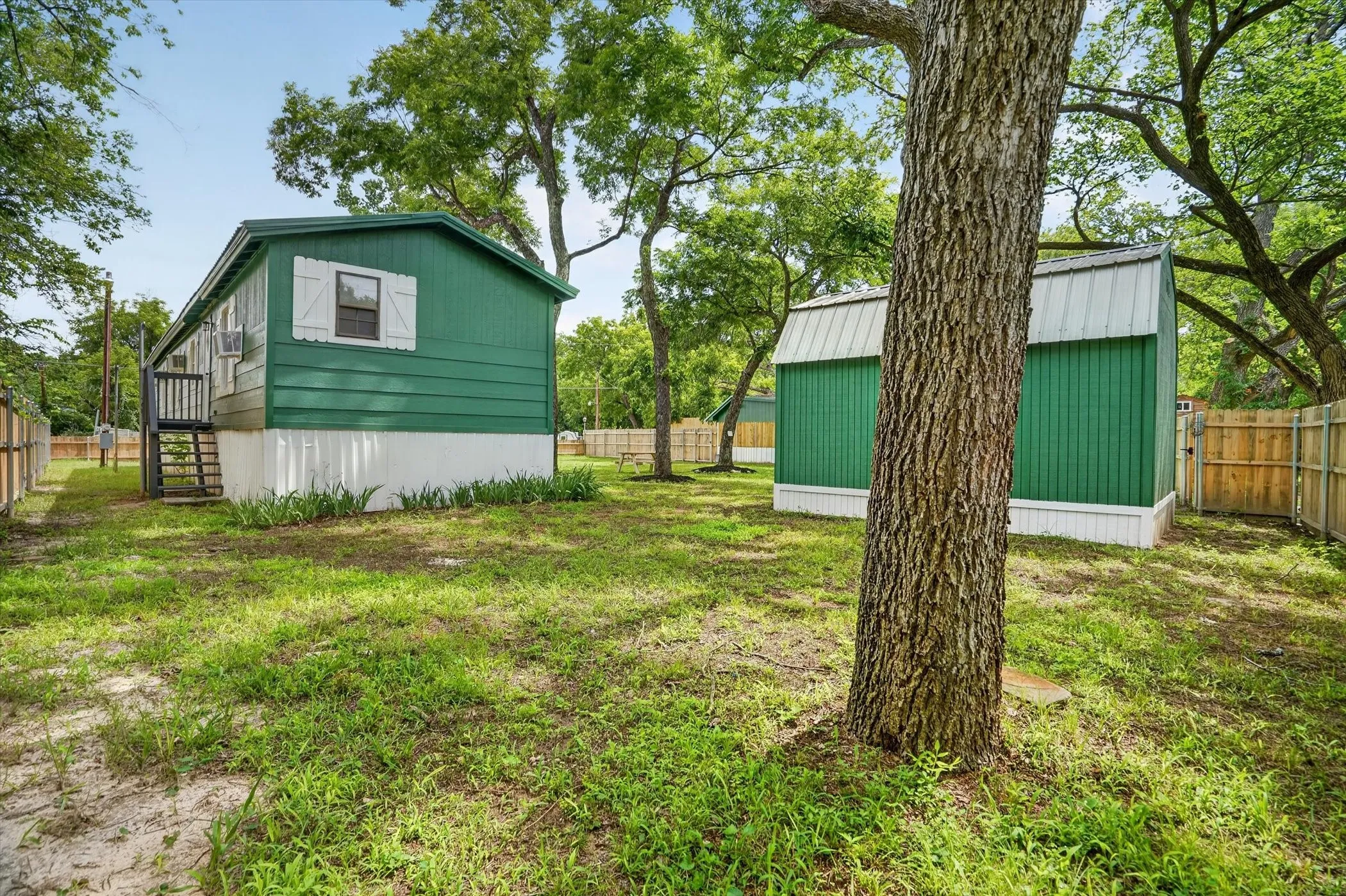 Mobile Home For Sale in Hood County , 5469 Lake Granbury Trail, Granbury, Texas 76048, 3 Bedroom, 3 Bathroom, Garage spaces, 980 Sqft, built in 1983, mls#21283853, Real Estate Agent in Granbury, Homes For Sale in Hood county, Homes For Sale in Granbury, Realtor in Granbury Texas, Real Estate Brokerage Independent Realty Texas, Luminita Cordes Realtor