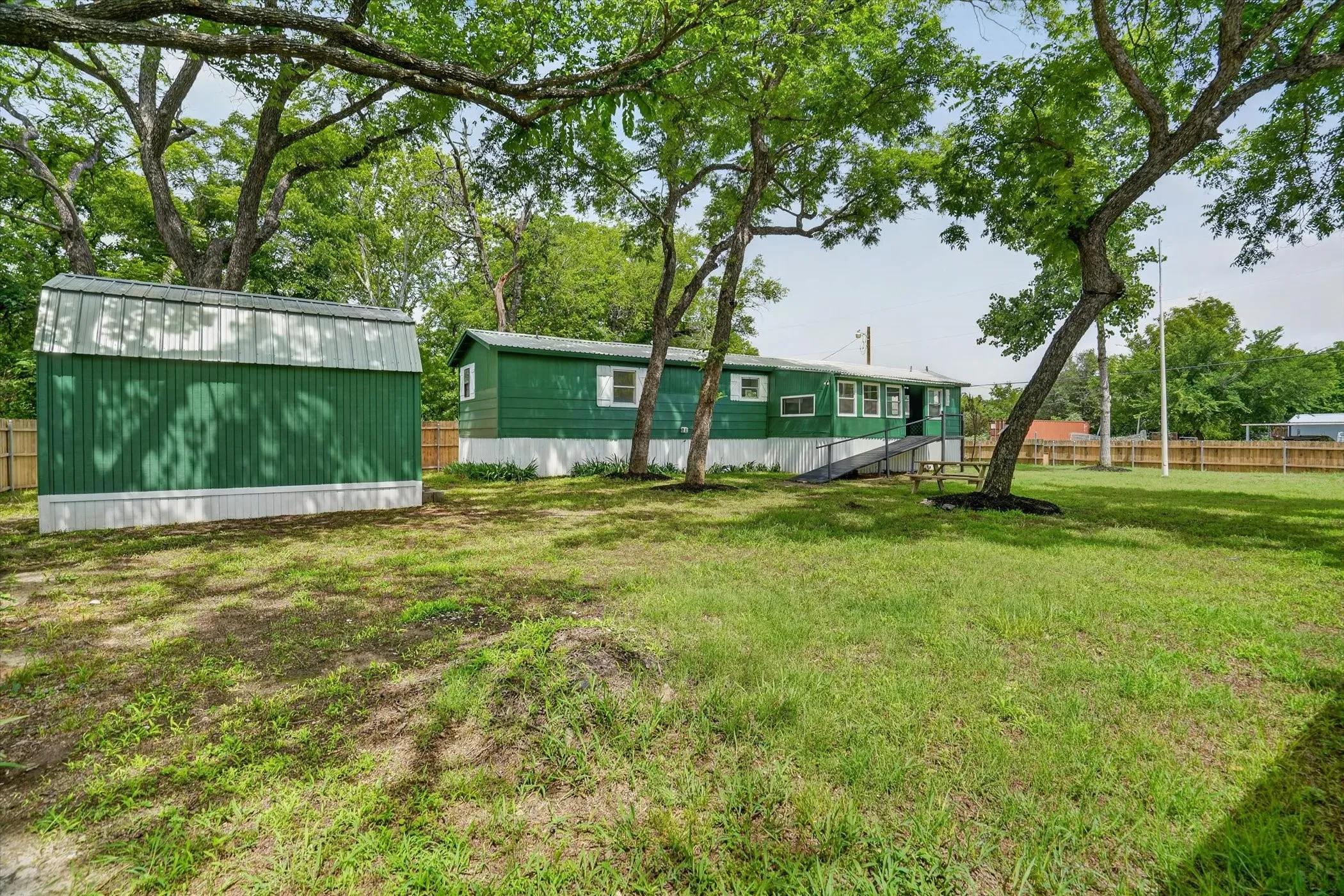 Mobile Home For Sale in Hood County , 5469 Lake Granbury Trail, Granbury, Texas 76048, 3 Bedroom, 3 Bathroom, Garage spaces, 980 Sqft, built in 1983, mls#21283853, Real Estate Agent in Granbury, Homes For Sale in Hood county, Homes For Sale in Granbury, Realtor in Granbury Texas, Real Estate Brokerage Independent Realty Texas, Luminita Cordes Realtor
