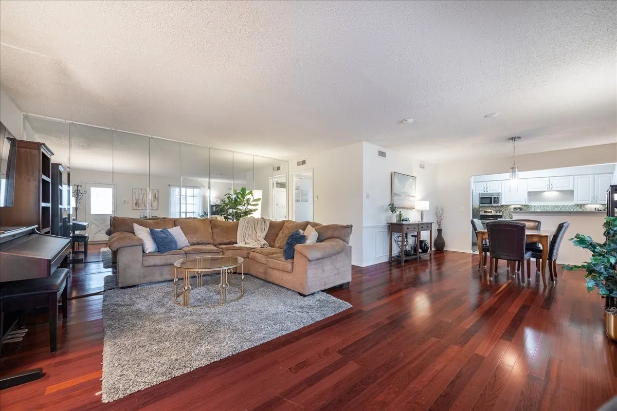 Condominium For Sale in Dallas County , 6027 E University Boulevard 215, Dallas, Texas 75206, 2 Bedroom, 2 Bathroom, Garage spaces, 1,070 Sqft, built in 1964, mls#21287725, Real Estate Agent in Dallas, Homes For Sale in Dallas county, Homes For Sale in Dallas, Realtor in Dallas Texas, Real Estate Brokerage Independent Realty Texas, Luminita Cordes Realtor