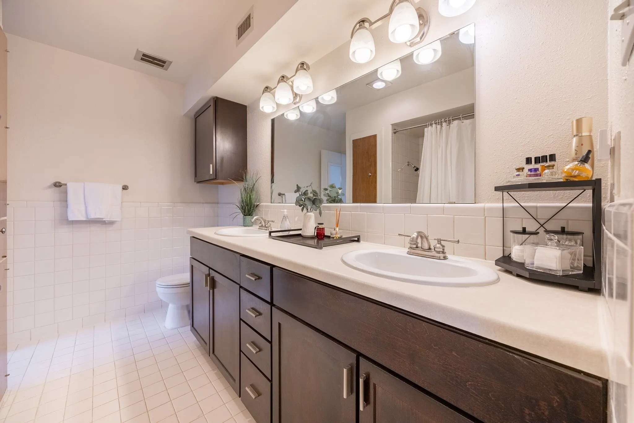 Condominium For Sale in Dallas County , 6027 E University Boulevard 215, Dallas, Texas 75206, 2 Bedroom, 2 Bathroom, Garage spaces, 1,070 Sqft, built in 1964, mls#21287725, Real Estate Agent in Dallas, Homes For Sale in Dallas county, Homes For Sale in Dallas, Realtor in Dallas Texas, Real Estate Brokerage Independent Realty Texas, Luminita Cordes Realtor