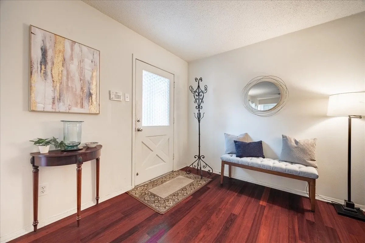 Condominium For Sale in Dallas County , 6027 E University Boulevard 215, Dallas, Texas 75206, 2 Bedroom, 2 Bathroom, Garage spaces, 1,070 Sqft, built in 1964, mls#21287725, Real Estate Agent in Dallas, Homes For Sale in Dallas county, Homes For Sale in Dallas, Realtor in Dallas Texas, Real Estate Brokerage Independent Realty Texas, Luminita Cordes Realtor