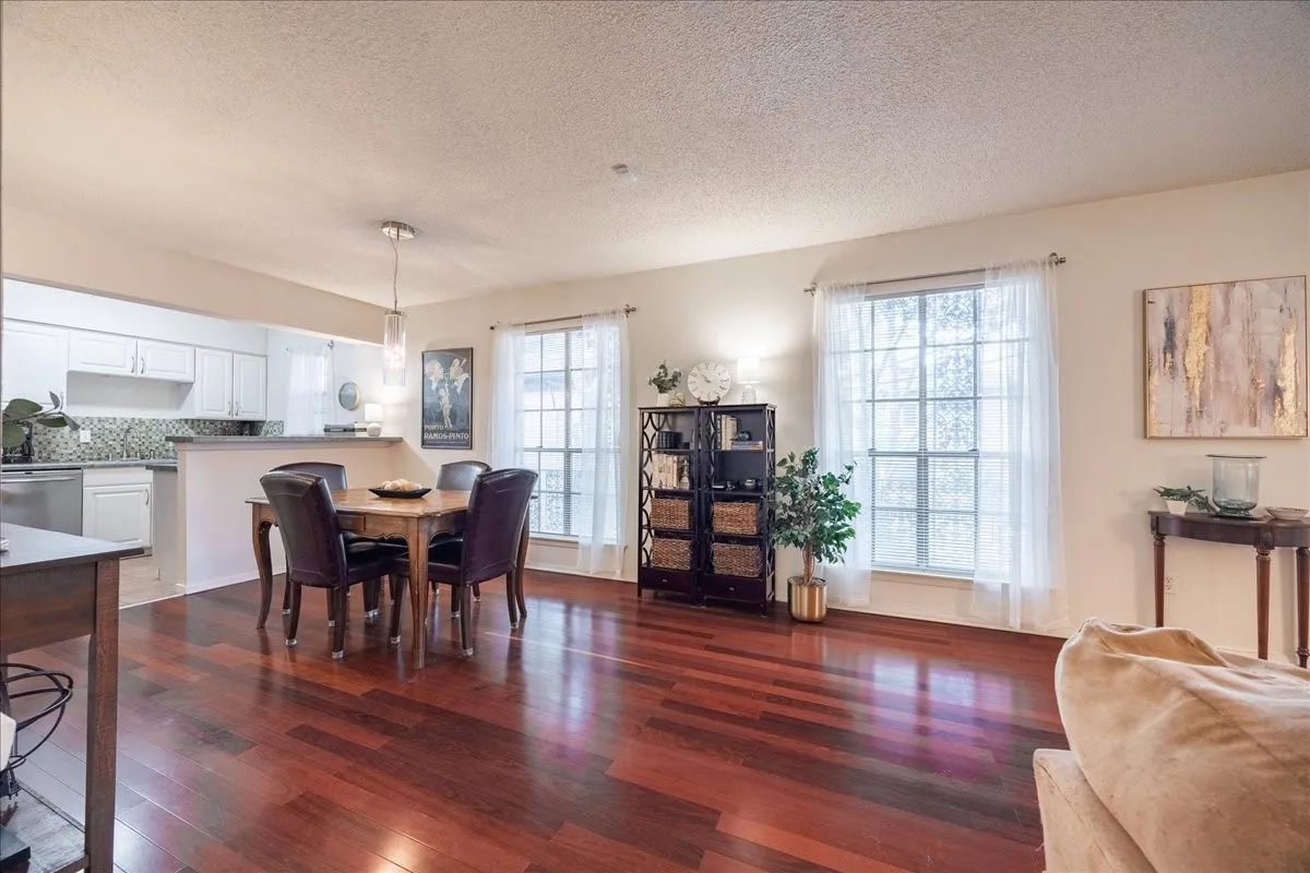 Condominium For Sale in Dallas County , 6027 E University Boulevard 215, Dallas, Texas 75206, 2 Bedroom, 2 Bathroom, Garage spaces, 1,070 Sqft, built in 1964, mls#21287725, Real Estate Agent in Dallas, Homes For Sale in Dallas county, Homes For Sale in Dallas, Realtor in Dallas Texas, Real Estate Brokerage Independent Realty Texas, Luminita Cordes Realtor
