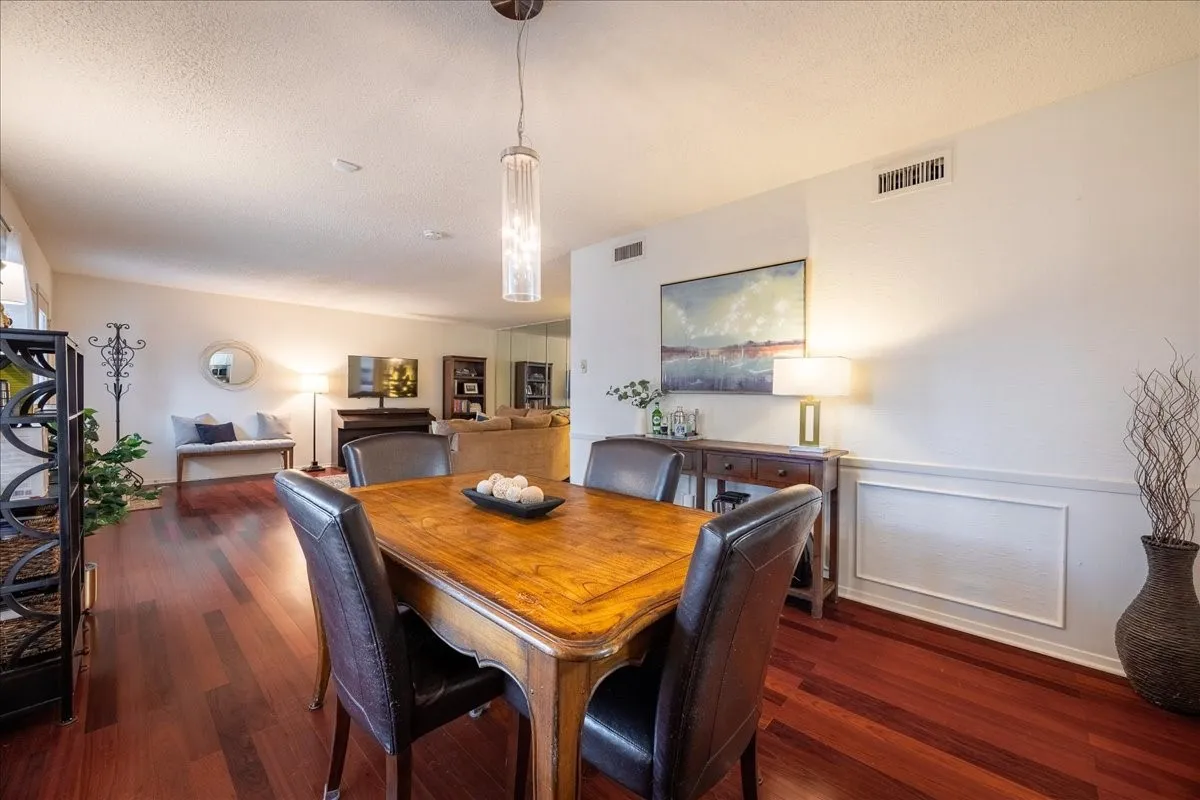 Condominium For Sale in Dallas County , 6027 E University Boulevard 215, Dallas, Texas 75206, 2 Bedroom, 2 Bathroom, Garage spaces, 1,070 Sqft, built in 1964, mls#21287725, Real Estate Agent in Dallas, Homes For Sale in Dallas county, Homes For Sale in Dallas, Realtor in Dallas Texas, Real Estate Brokerage Independent Realty Texas, Luminita Cordes Realtor