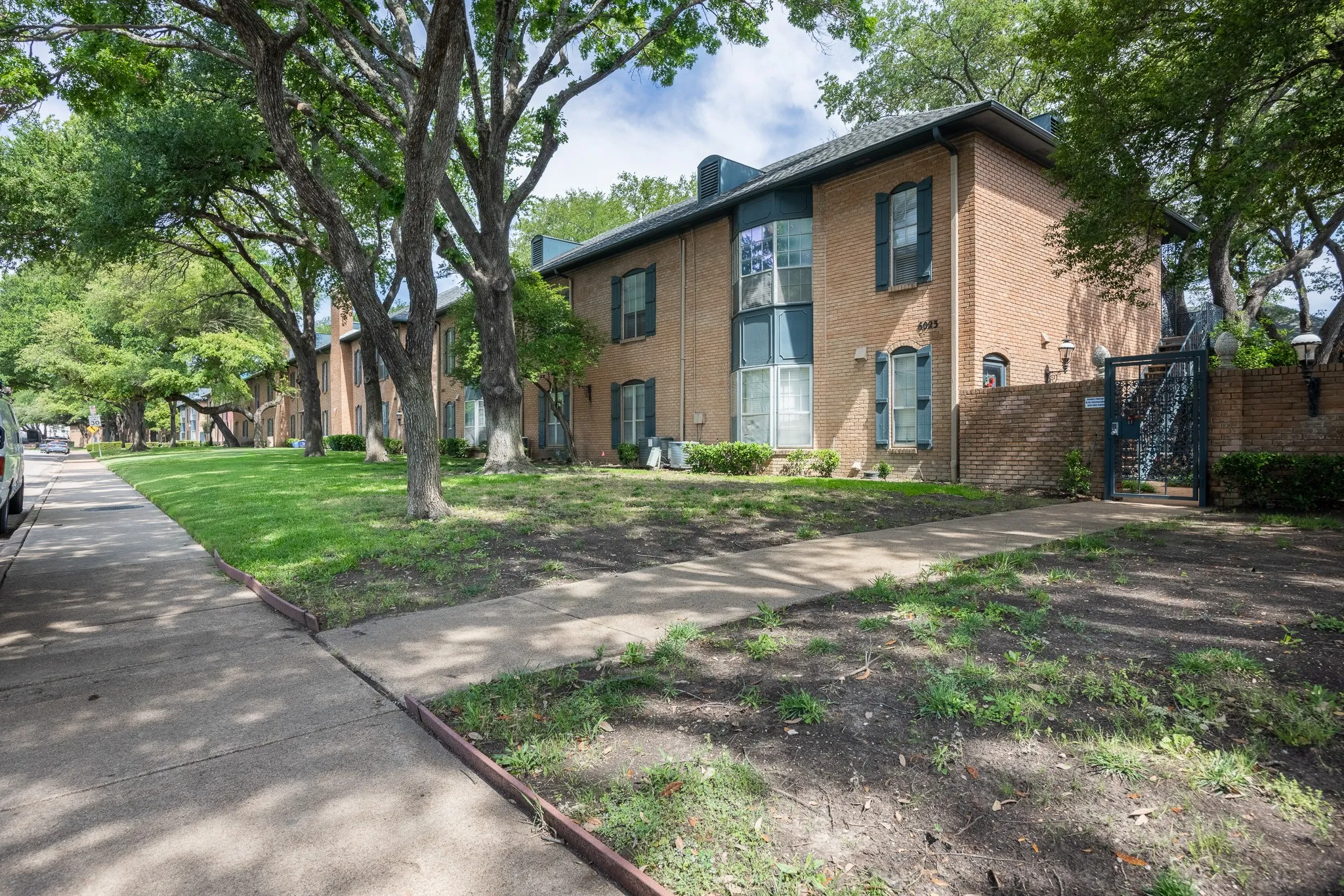 Condominium For Sale in Dallas County , 6027 E University Boulevard 215, Dallas, Texas 75206, 2 Bedroom, 2 Bathroom, Garage spaces, 1,070 Sqft, built in 1964, mls#21287725, Real Estate Agent in Dallas, Homes For Sale in Dallas county, Homes For Sale in Dallas, Realtor in Dallas Texas, Real Estate Brokerage Independent Realty Texas, Luminita Cordes Realtor