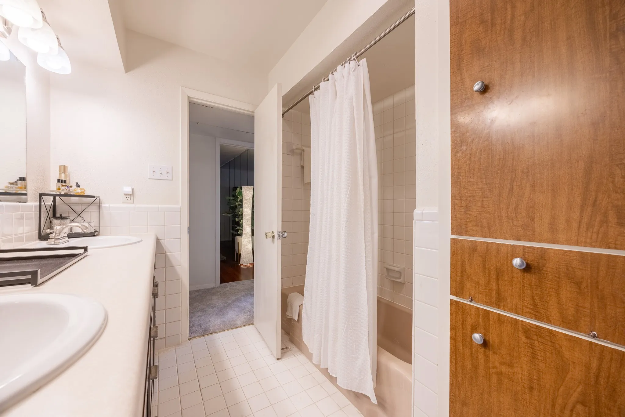 Condominium For Sale in Dallas County , 6027 E University Boulevard 215, Dallas, Texas 75206, 2 Bedroom, 2 Bathroom, Garage spaces, 1,070 Sqft, built in 1964, mls#21287725, Real Estate Agent in Dallas, Homes For Sale in Dallas county, Homes For Sale in Dallas, Realtor in Dallas Texas, Real Estate Brokerage Independent Realty Texas, Luminita Cordes Realtor
