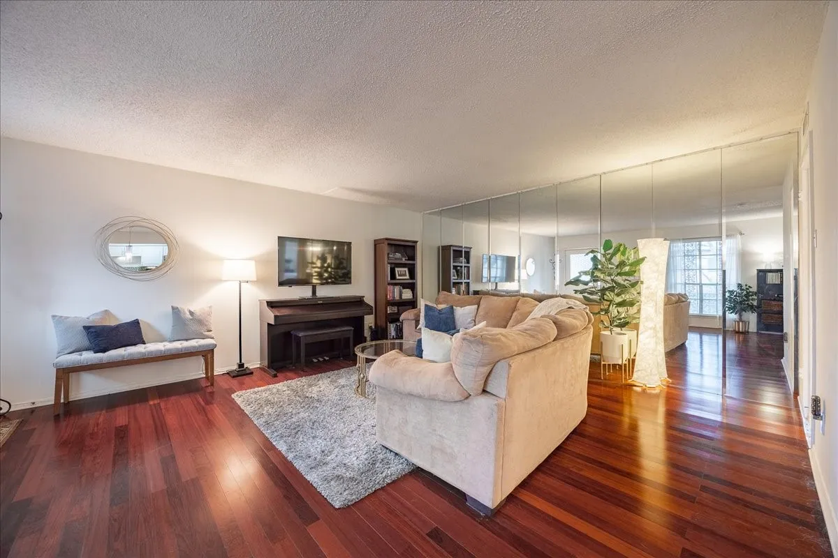 Condominium For Sale in Dallas County , 6027 E University Boulevard 215, Dallas, Texas 75206, 2 Bedroom, 2 Bathroom, Garage spaces, 1,070 Sqft, built in 1964, mls#21287725, Real Estate Agent in Dallas, Homes For Sale in Dallas county, Homes For Sale in Dallas, Realtor in Dallas Texas, Real Estate Brokerage Independent Realty Texas, Luminita Cordes Realtor