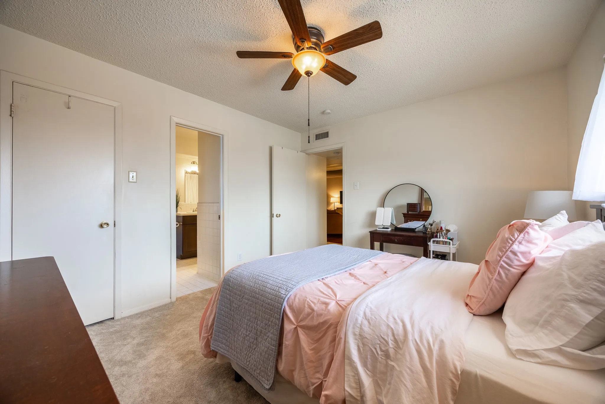 Condominium For Sale in Dallas County , 6027 E University Boulevard 215, Dallas, Texas 75206, 2 Bedroom, 2 Bathroom, Garage spaces, 1,070 Sqft, built in 1964, mls#21287725, Real Estate Agent in Dallas, Homes For Sale in Dallas county, Homes For Sale in Dallas, Realtor in Dallas Texas, Real Estate Brokerage Independent Realty Texas, Luminita Cordes Realtor