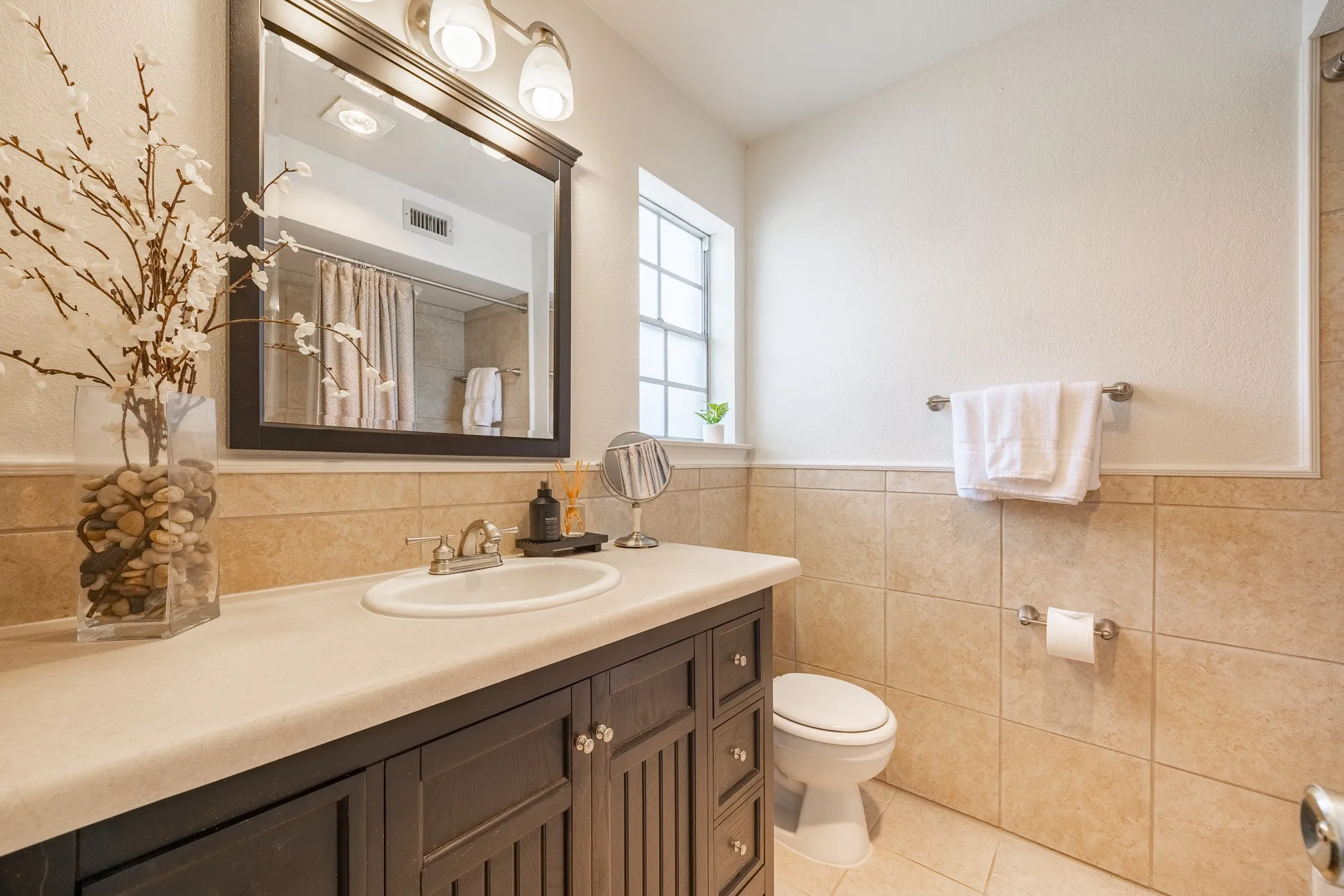 Condominium For Sale in Dallas County , 6027 E University Boulevard 215, Dallas, Texas 75206, 2 Bedroom, 2 Bathroom, Garage spaces, 1,070 Sqft, built in 1964, mls#21287725, Real Estate Agent in Dallas, Homes For Sale in Dallas county, Homes For Sale in Dallas, Realtor in Dallas Texas, Real Estate Brokerage Independent Realty Texas, Luminita Cordes Realtor
