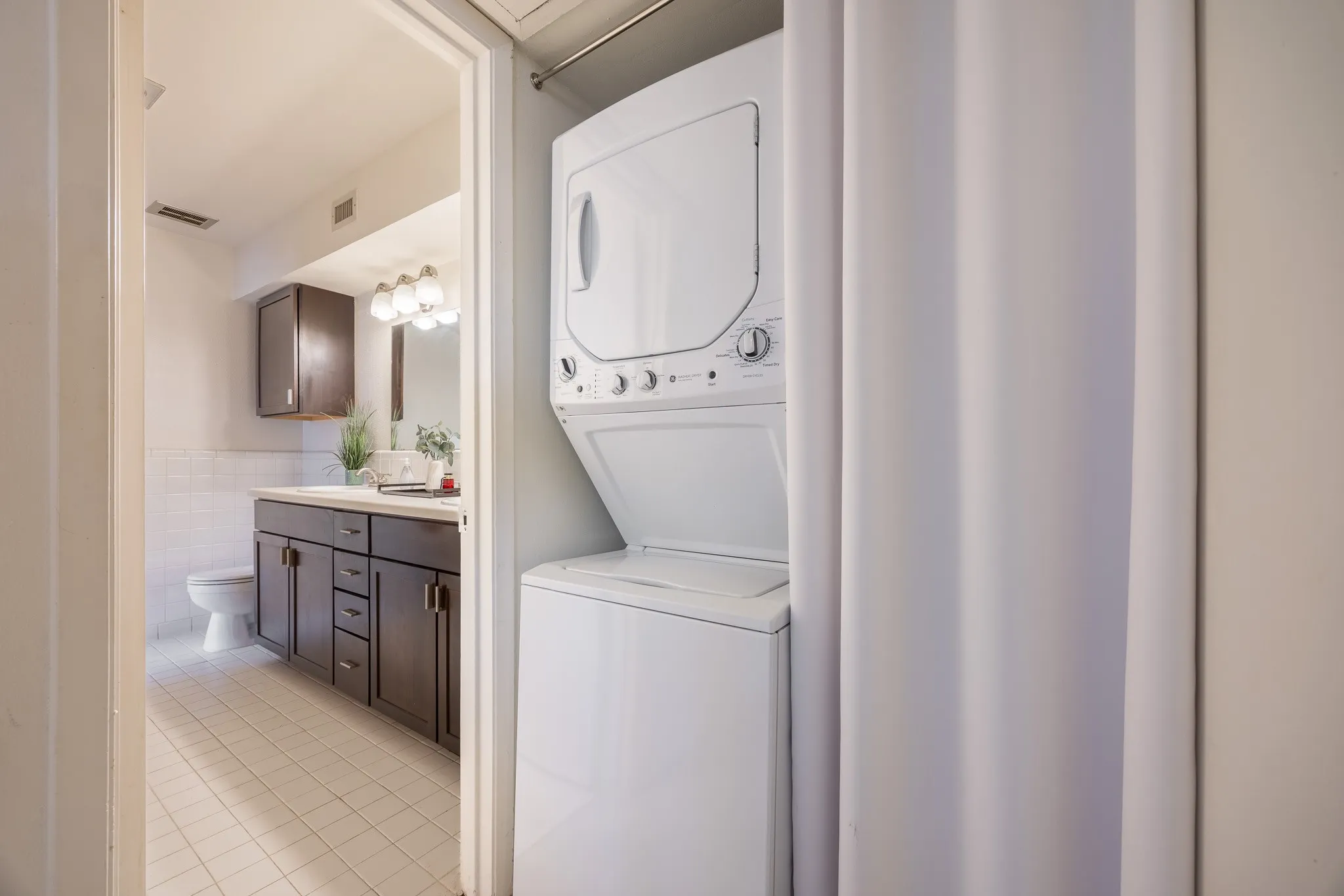 Condominium For Sale in Dallas County , 6027 E University Boulevard 215, Dallas, Texas 75206, 2 Bedroom, 2 Bathroom, Garage spaces, 1,070 Sqft, built in 1964, mls#21287725, Real Estate Agent in Dallas, Homes For Sale in Dallas county, Homes For Sale in Dallas, Realtor in Dallas Texas, Real Estate Brokerage Independent Realty Texas, Luminita Cordes Realtor