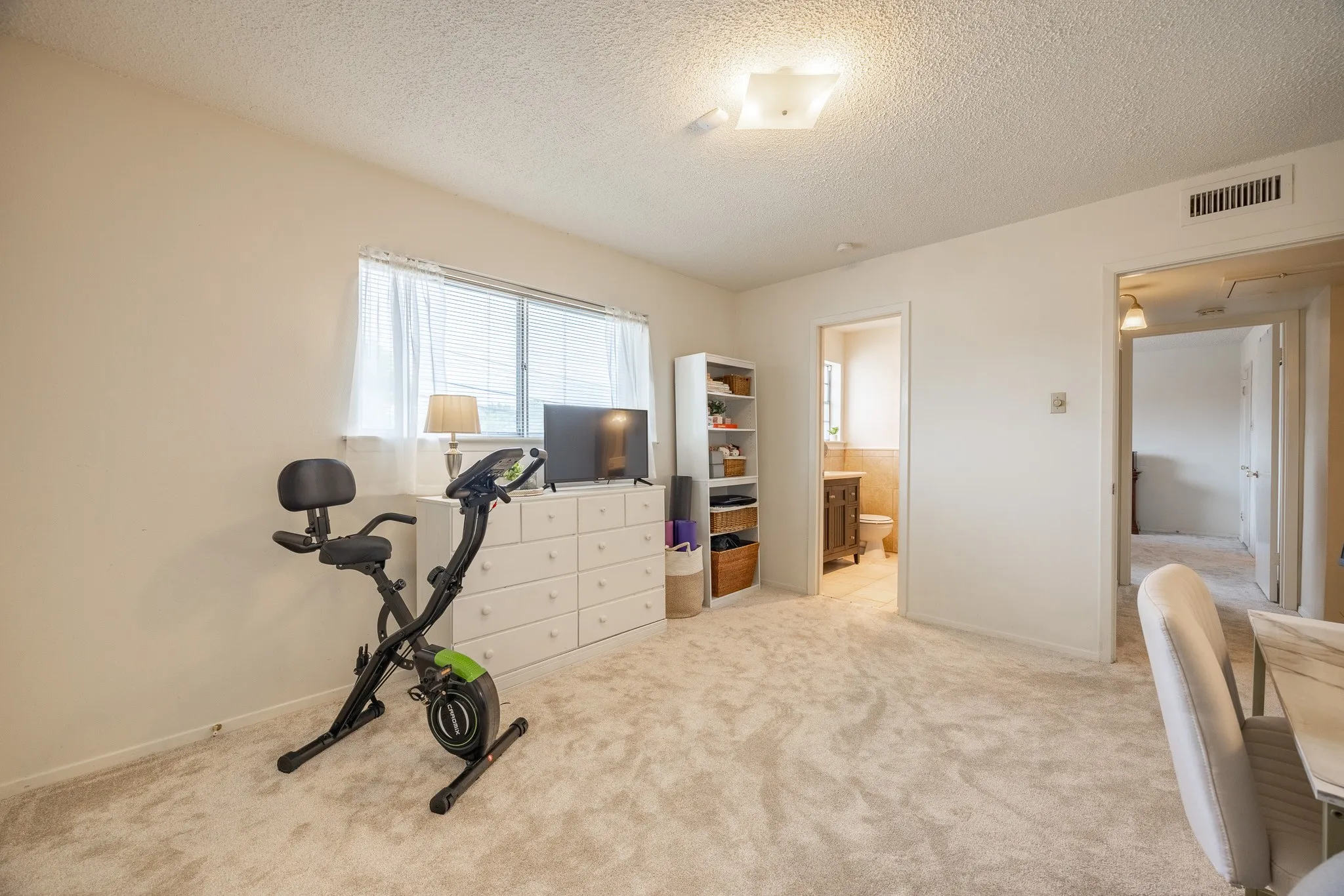 Condominium For Sale in Dallas County , 6027 E University Boulevard 215, Dallas, Texas 75206, 2 Bedroom, 2 Bathroom, Garage spaces, 1,070 Sqft, built in 1964, mls#21287725, Real Estate Agent in Dallas, Homes For Sale in Dallas county, Homes For Sale in Dallas, Realtor in Dallas Texas, Real Estate Brokerage Independent Realty Texas, Luminita Cordes Realtor