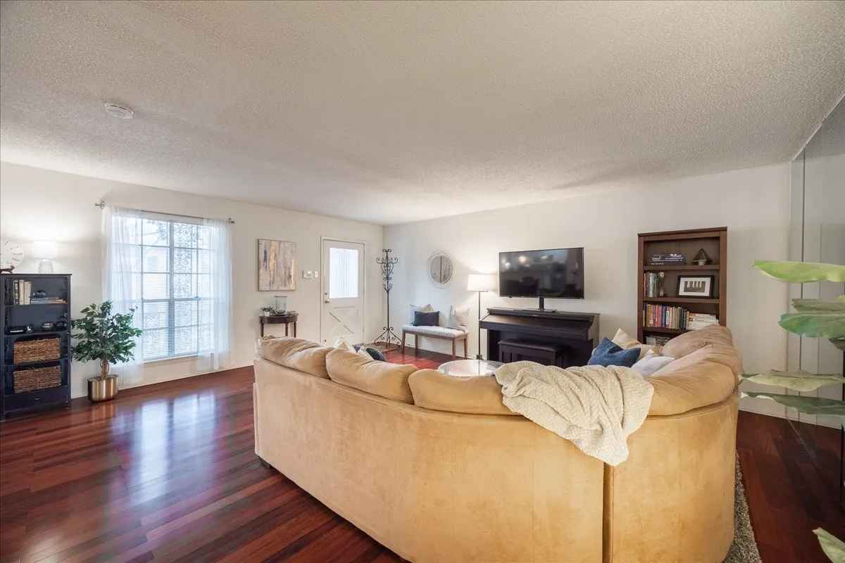 Condominium For Sale in Dallas County , 6027 E University Boulevard 215, Dallas, Texas 75206, 2 Bedroom, 2 Bathroom, Garage spaces, 1,070 Sqft, built in 1964, mls#21287725, Real Estate Agent in Dallas, Homes For Sale in Dallas county, Homes For Sale in Dallas, Realtor in Dallas Texas, Real Estate Brokerage Independent Realty Texas, Luminita Cordes Realtor