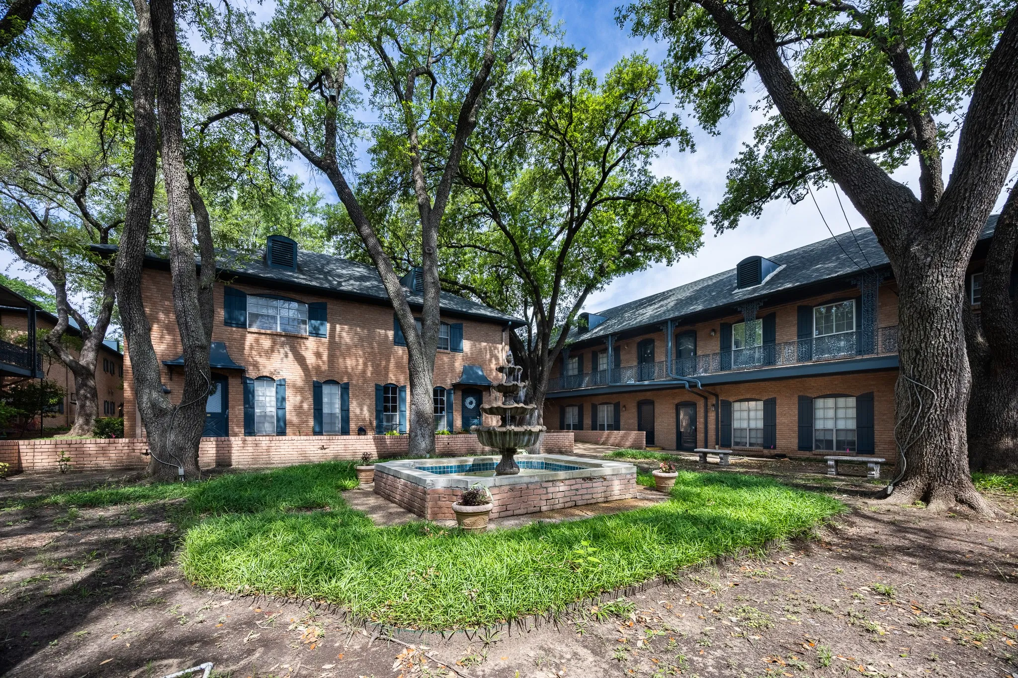 Condominium For Sale in Dallas County , 6027 E University Boulevard 215, Dallas, Texas 75206, 2 Bedroom, 2 Bathroom, Garage spaces, 1,070 Sqft, built in 1964, mls#21287725, Real Estate Agent in Dallas, Homes For Sale in Dallas county, Homes For Sale in Dallas, Realtor in Dallas Texas, Real Estate Brokerage Independent Realty Texas, Luminita Cordes Realtor
