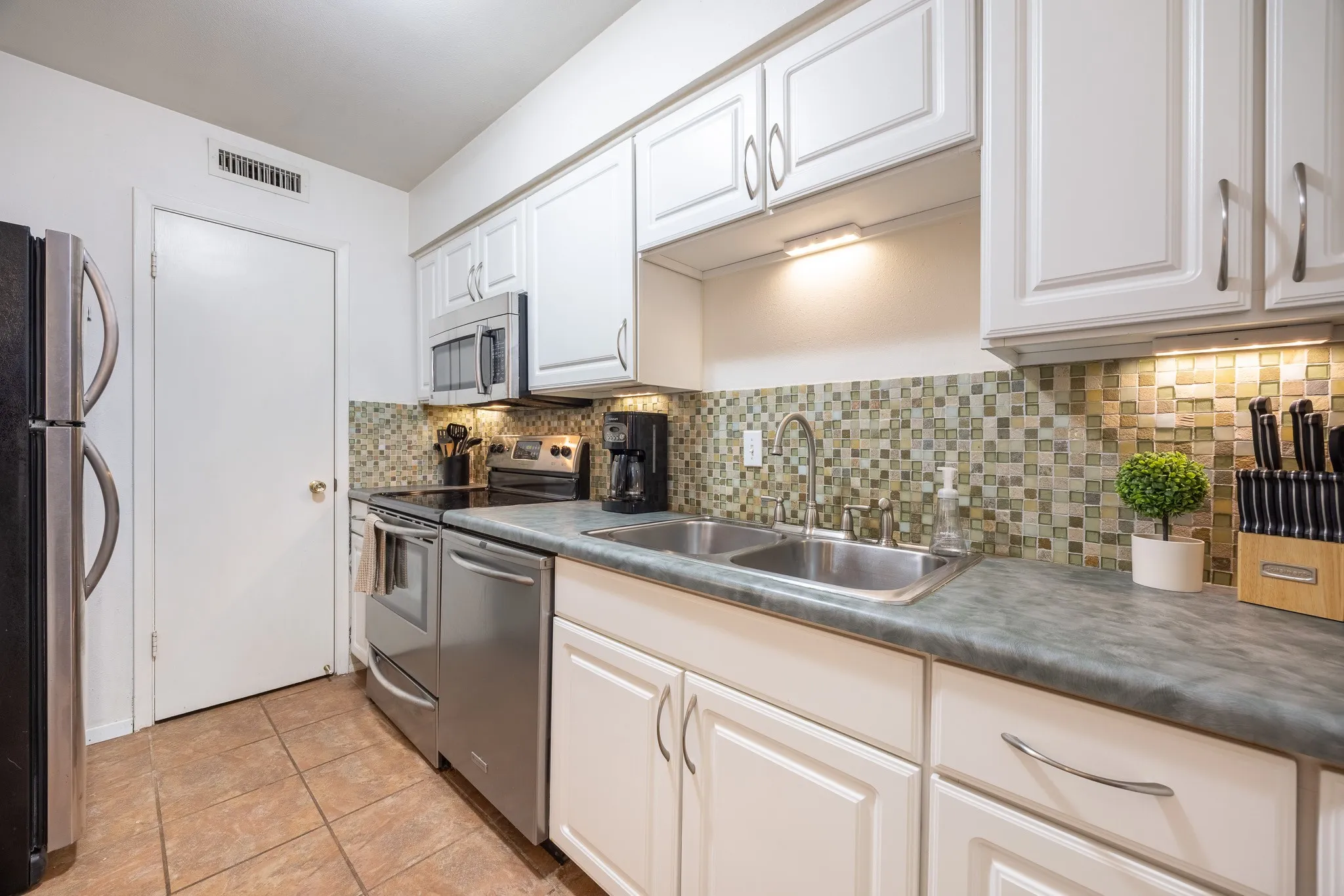 Condominium For Sale in Dallas County , 6027 E University Boulevard 215, Dallas, Texas 75206, 2 Bedroom, 2 Bathroom, Garage spaces, 1,070 Sqft, built in 1964, mls#21287725, Real Estate Agent in Dallas, Homes For Sale in Dallas county, Homes For Sale in Dallas, Realtor in Dallas Texas, Real Estate Brokerage Independent Realty Texas, Luminita Cordes Realtor