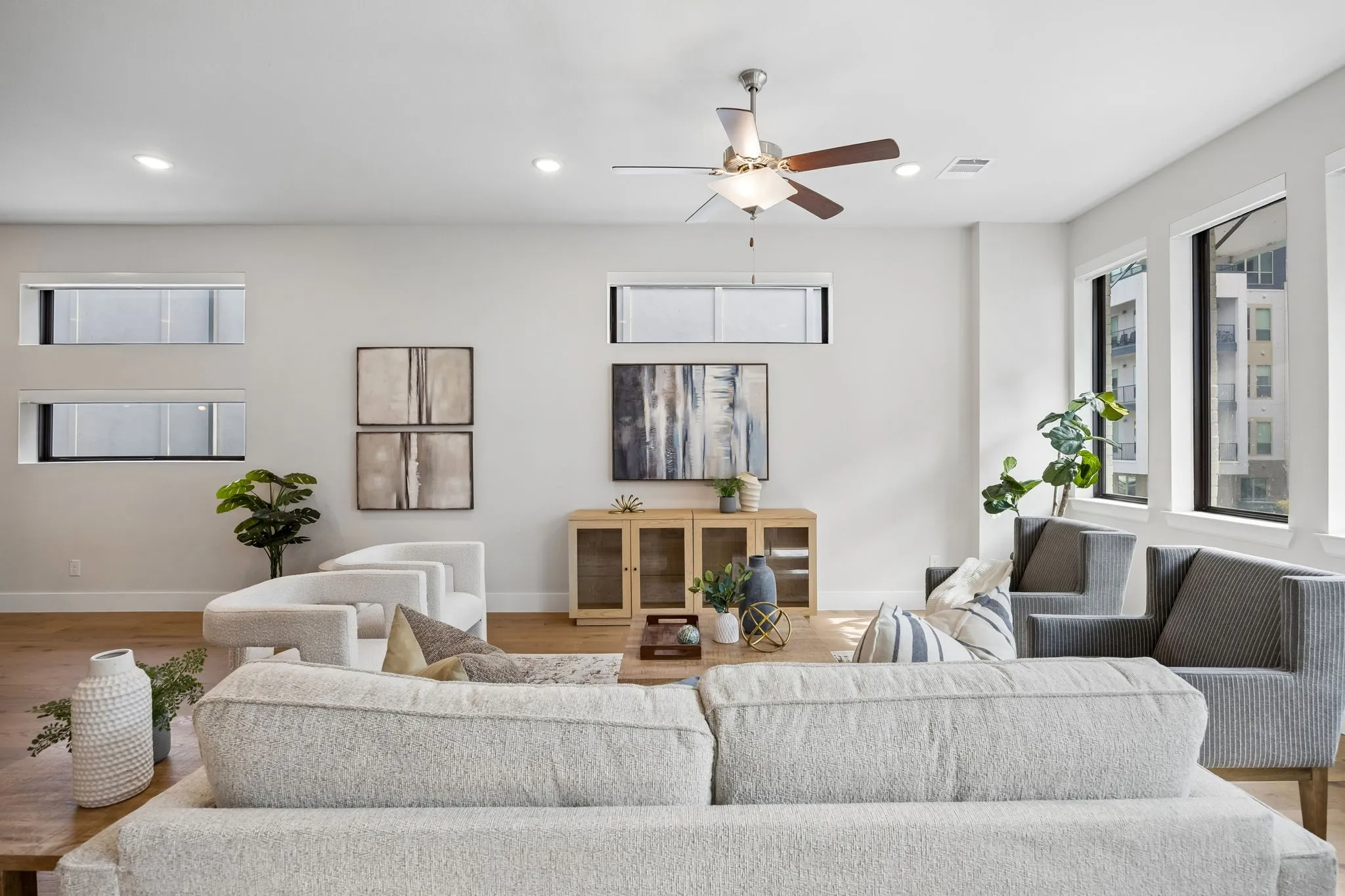 Designed for Everyday Living
Comfortable, spacious, and connected to the kitchen and dining areas, this living room is built for both quiet evenings and lively get-togethers.