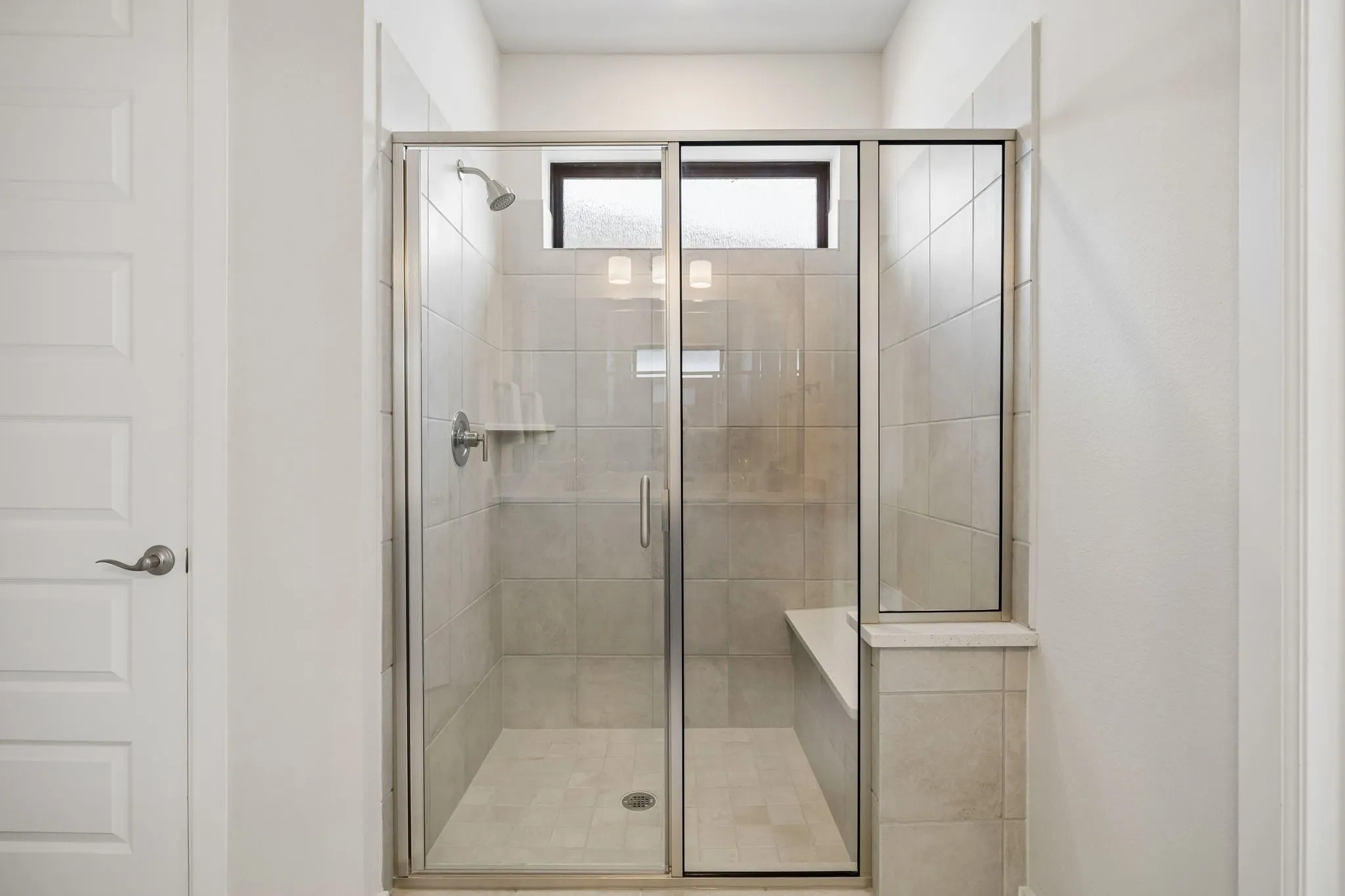 Spacious Walk-In Shower & Dual Vanity Layout
A large tiled shower and wide vanity provide both style and practicality in this well-appointed bath.