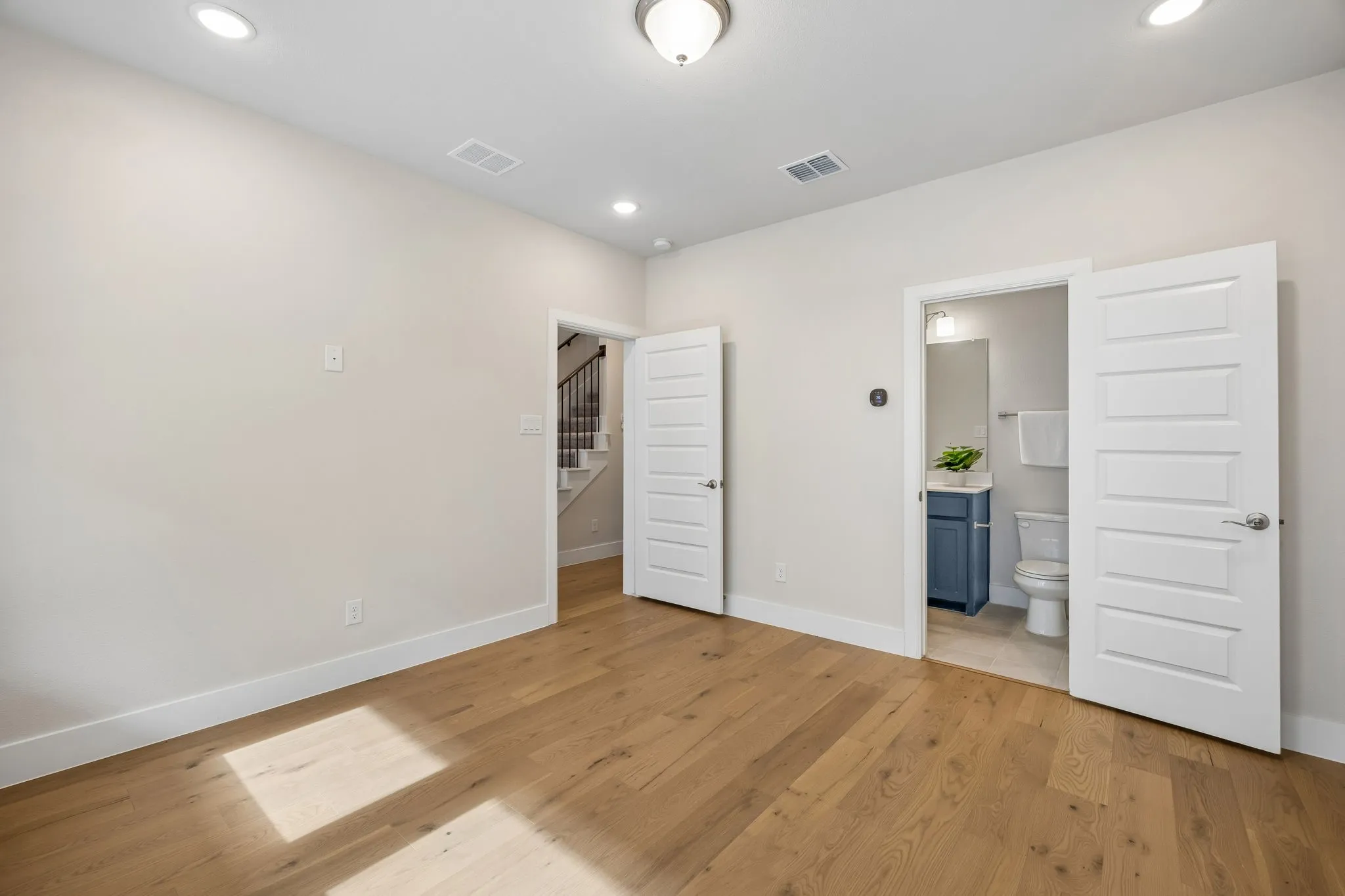 Comfortable Space with Easy Accessibility
Generous proportions, abundant natural light, and a nearby full bath make this room adaptable to a variety of lifestyle needs.