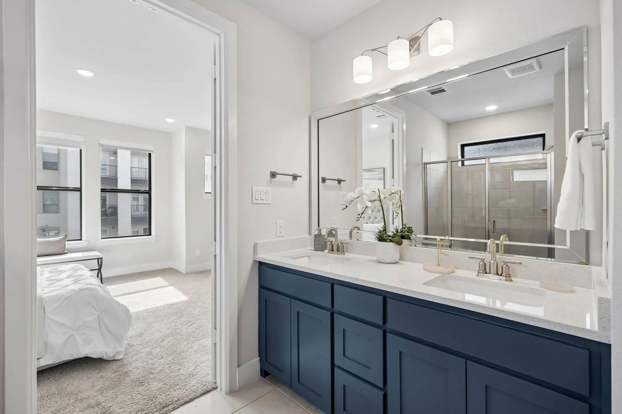 Thoughtfully Designed for Everyday Convenience
Dual vanities and generous storage help keep mornings organized while maintaining a clean, streamlined look.