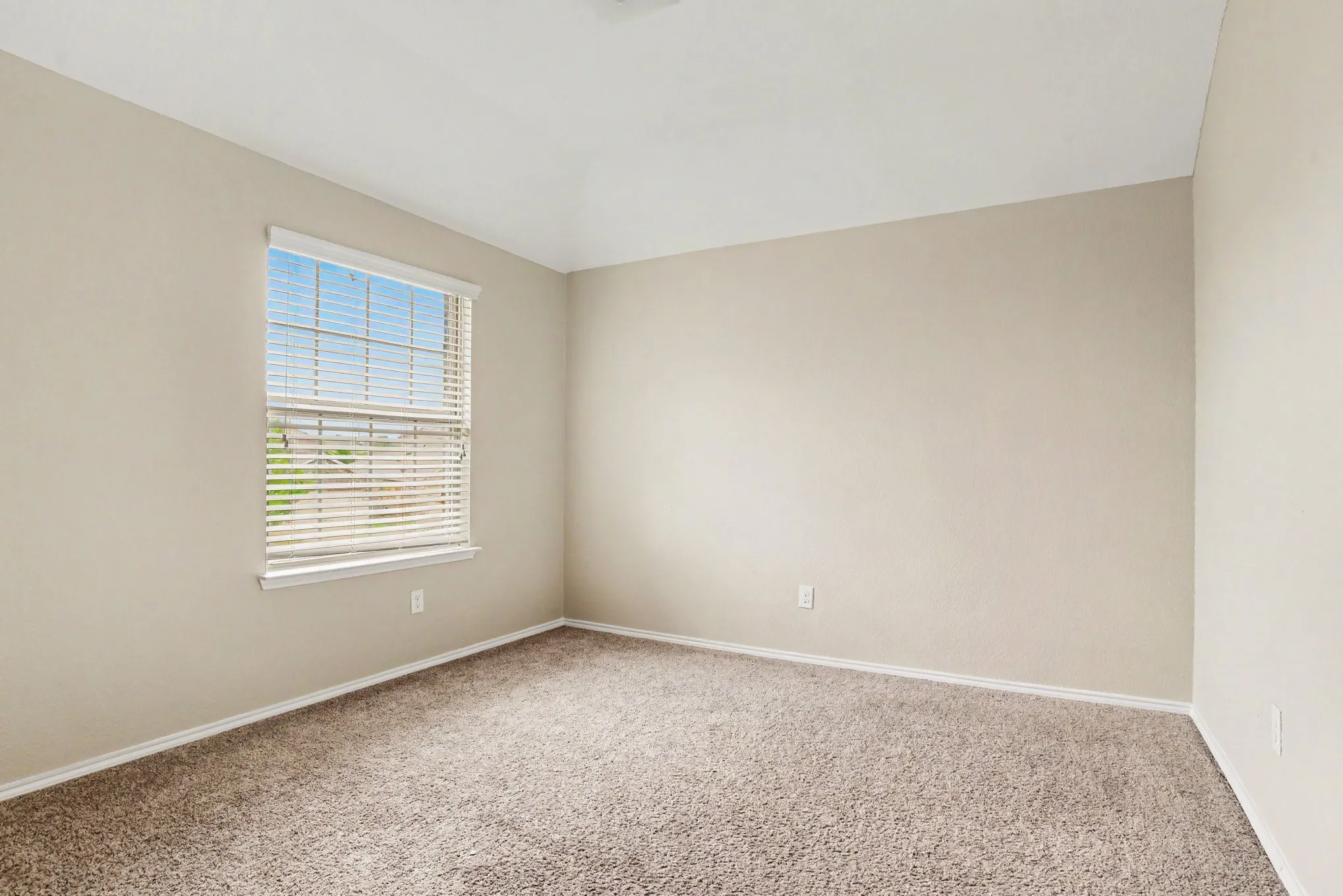 Single Family Residence For Sale in Rockwall County , 1009 N Churchill Drive, Fate, Texas 75189, 4 Bedroom, 3 Bathroom, 2 Garage spaces, 2,577 Sqft, built in 2018, mls#21280545, Real Estate Agent in Fate, Homes For Sale in Rockwall county, Homes For Sale in Fate, Realtor in Fate Texas, Real Estate Brokerage Independent Realty Texas, Luminita Cordes Realtor