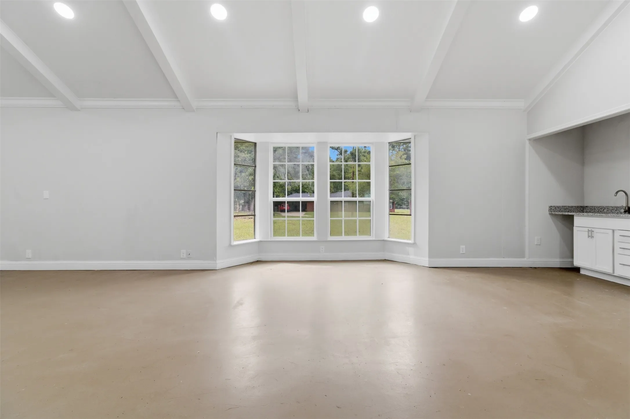 Single Family Residence For Sale in Angelina County , 325 Sunset Boulevard, Lufkin, Texas 75904, 4 Bedroom, 3 Bathroom, 2 Garage spaces, 3,302 Sqft, built in 1950, mls#21286225, Real Estate Agent in Lufkin, Homes For Sale in Angelina county, Homes For Sale in Lufkin, Realtor in Lufkin Texas, Real Estate Brokerage Independent Realty Texas, Luminita Cordes Realtor