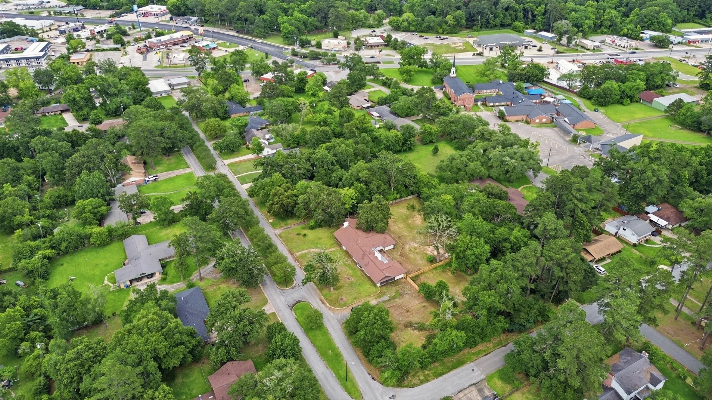 Single Family Residence For Sale in Angelina County , 325 Sunset Boulevard, Lufkin, Texas 75904, 4 Bedroom, 3 Bathroom, 2 Garage spaces, 3,302 Sqft, built in 1950, mls#21286225, Real Estate Agent in Lufkin, Homes For Sale in Angelina county, Homes For Sale in Lufkin, Realtor in Lufkin Texas, Real Estate Brokerage Independent Realty Texas, Luminita Cordes Realtor