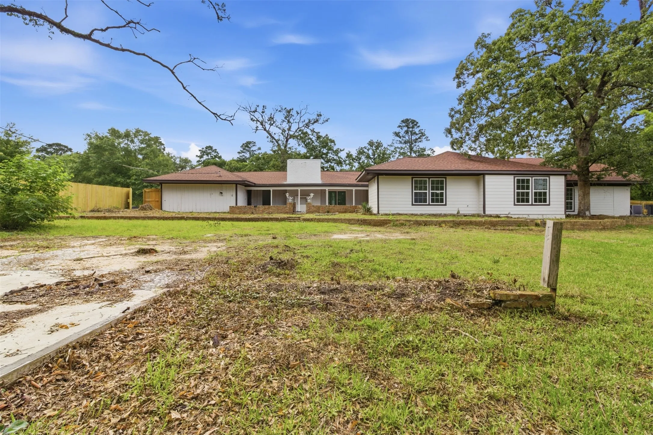 Single Family Residence For Sale in Angelina County , 325 Sunset Boulevard, Lufkin, Texas 75904, 4 Bedroom, 3 Bathroom, 2 Garage spaces, 3,302 Sqft, built in 1950, mls#21286225, Real Estate Agent in Lufkin, Homes For Sale in Angelina county, Homes For Sale in Lufkin, Realtor in Lufkin Texas, Real Estate Brokerage Independent Realty Texas, Luminita Cordes Realtor