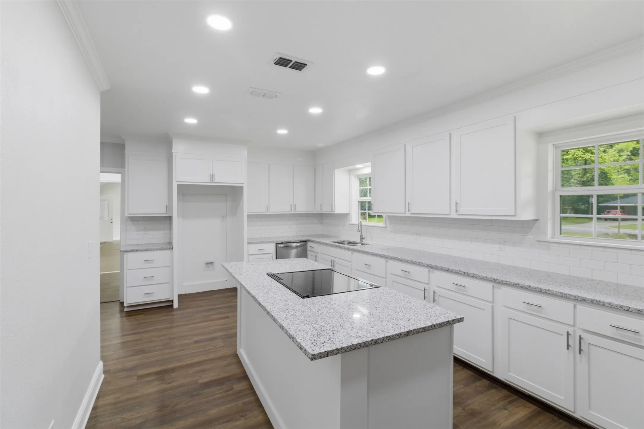 Single Family Residence For Sale in Angelina County , 325 Sunset Boulevard, Lufkin, Texas 75904, 4 Bedroom, 3 Bathroom, 2 Garage spaces, 3,302 Sqft, built in 1950, mls#21286225, Real Estate Agent in Lufkin, Homes For Sale in Angelina county, Homes For Sale in Lufkin, Realtor in Lufkin Texas, Real Estate Brokerage Independent Realty Texas, Luminita Cordes Realtor