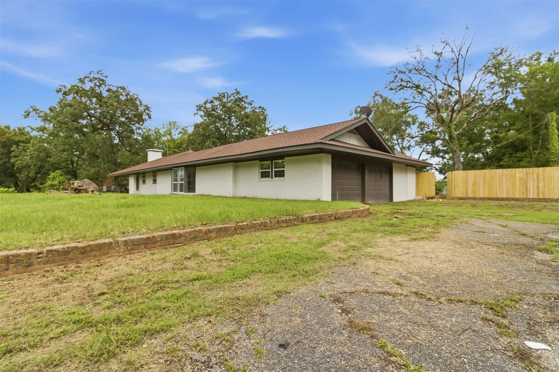 Single Family Residence For Sale in Angelina County , 325 Sunset Boulevard, Lufkin, Texas 75904, 4 Bedroom, 3 Bathroom, 2 Garage spaces, 3,302 Sqft, built in 1950, mls#21286225, Real Estate Agent in Lufkin, Homes For Sale in Angelina county, Homes For Sale in Lufkin, Realtor in Lufkin Texas, Real Estate Brokerage Independent Realty Texas, Luminita Cordes Realtor