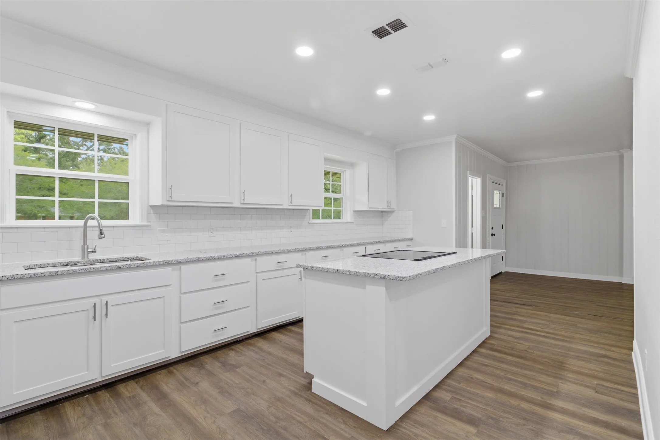 Single Family Residence For Sale in Angelina County , 325 Sunset Boulevard, Lufkin, Texas 75904, 4 Bedroom, 3 Bathroom, 2 Garage spaces, 3,302 Sqft, built in 1950, mls#21286225, Real Estate Agent in Lufkin, Homes For Sale in Angelina county, Homes For Sale in Lufkin, Realtor in Lufkin Texas, Real Estate Brokerage Independent Realty Texas, Luminita Cordes Realtor