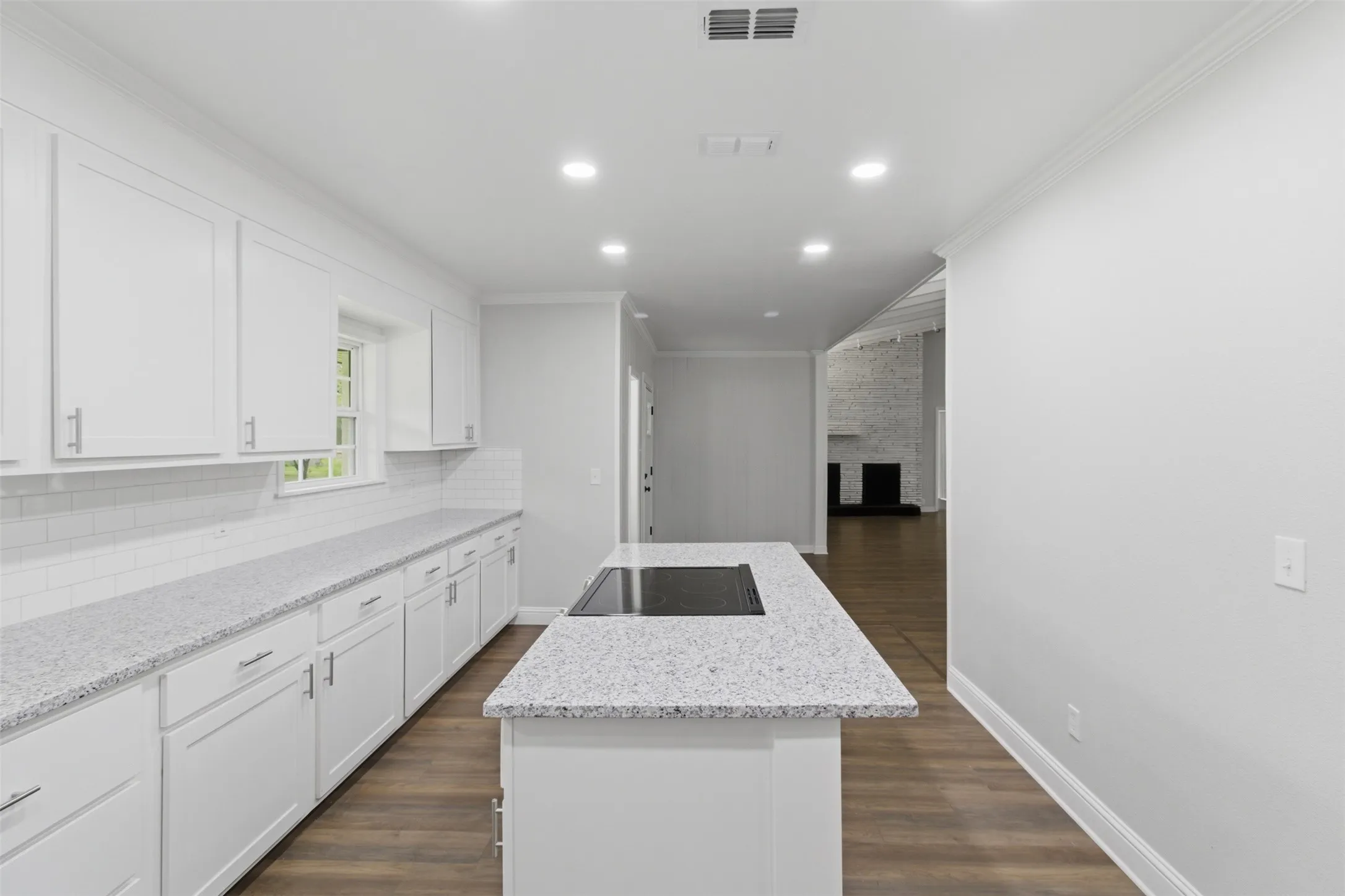 Single Family Residence For Sale in Angelina County , 325 Sunset Boulevard, Lufkin, Texas 75904, 4 Bedroom, 3 Bathroom, 2 Garage spaces, 3,302 Sqft, built in 1950, mls#21286225, Real Estate Agent in Lufkin, Homes For Sale in Angelina county, Homes For Sale in Lufkin, Realtor in Lufkin Texas, Real Estate Brokerage Independent Realty Texas, Luminita Cordes Realtor