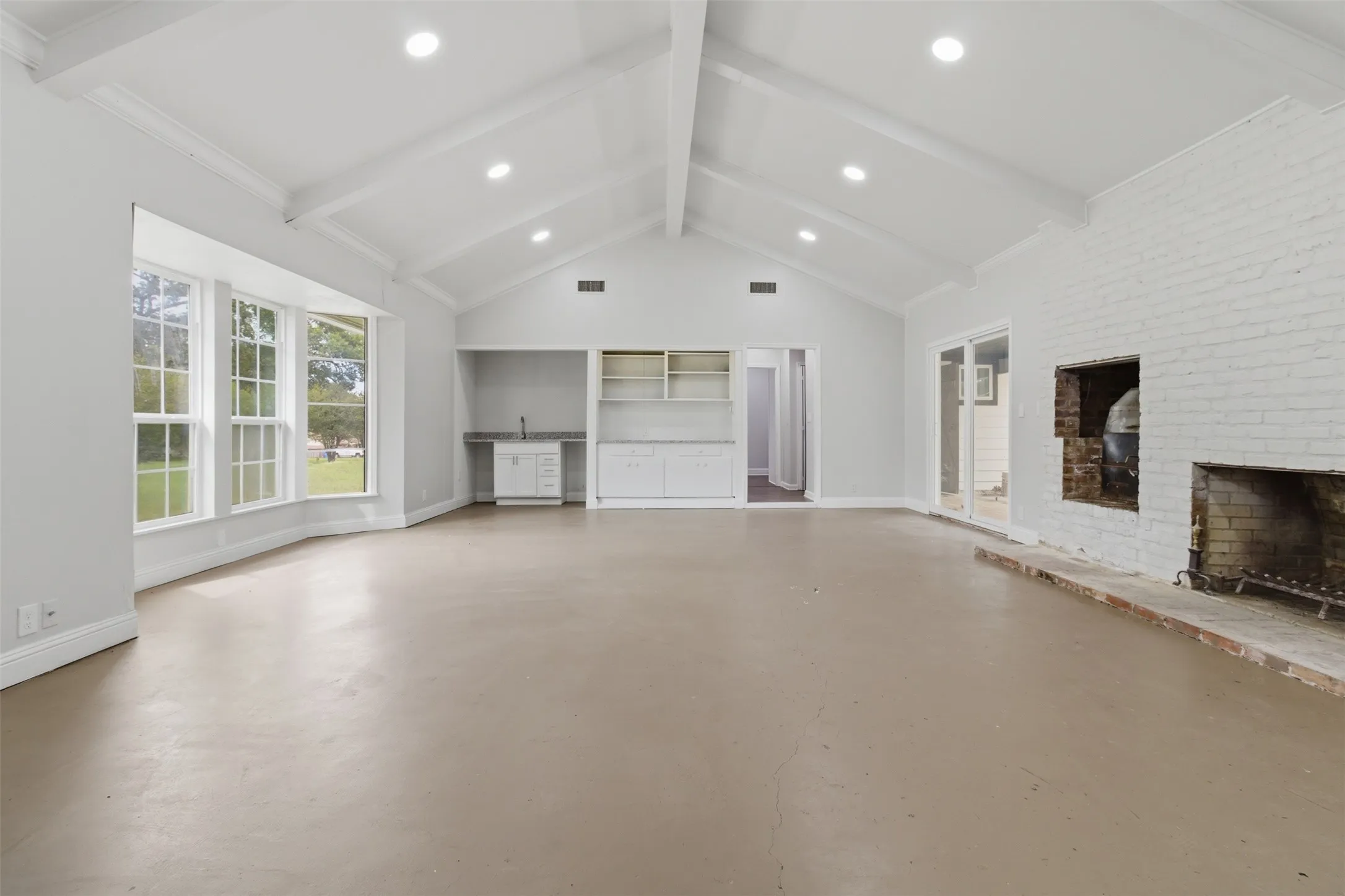Single Family Residence For Sale in Angelina County , 325 Sunset Boulevard, Lufkin, Texas 75904, 4 Bedroom, 3 Bathroom, 2 Garage spaces, 3,302 Sqft, built in 1950, mls#21286225, Real Estate Agent in Lufkin, Homes For Sale in Angelina county, Homes For Sale in Lufkin, Realtor in Lufkin Texas, Real Estate Brokerage Independent Realty Texas, Luminita Cordes Realtor