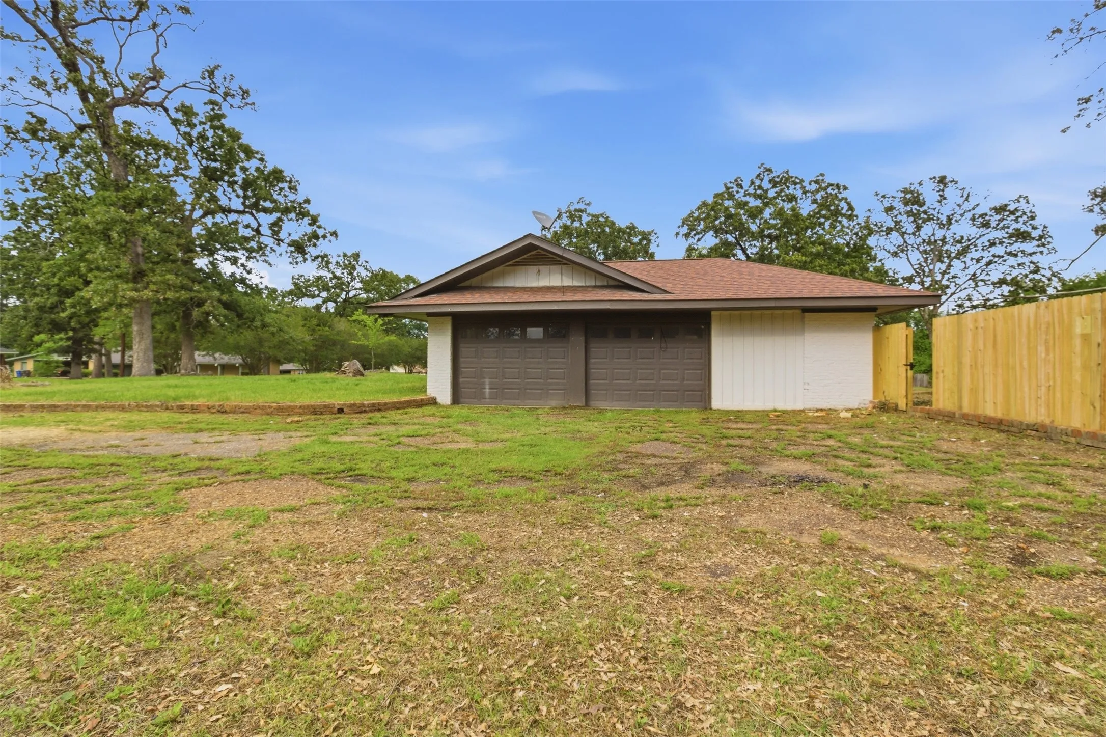Single Family Residence For Sale in Angelina County , 325 Sunset Boulevard, Lufkin, Texas 75904, 4 Bedroom, 3 Bathroom, 2 Garage spaces, 3,302 Sqft, built in 1950, mls#21286225, Real Estate Agent in Lufkin, Homes For Sale in Angelina county, Homes For Sale in Lufkin, Realtor in Lufkin Texas, Real Estate Brokerage Independent Realty Texas, Luminita Cordes Realtor